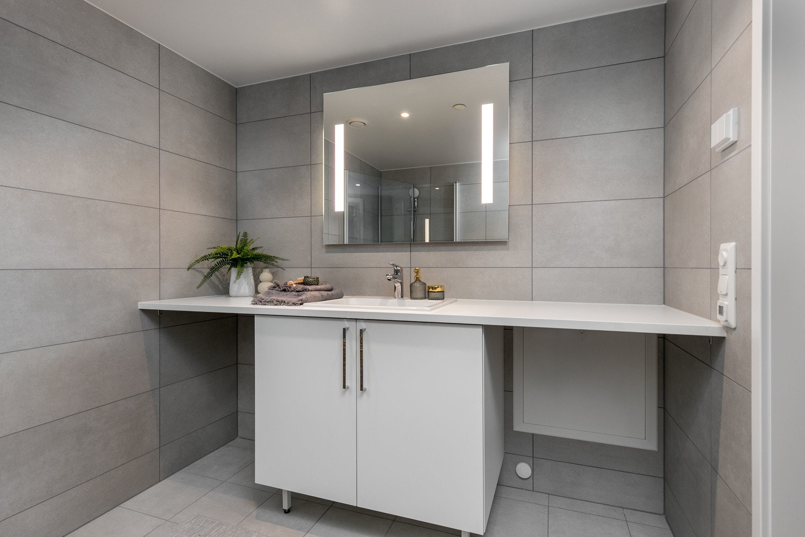 Delikat flislagt bad med alt man trenger for å få en fin start på dagen. Varmekabler i gulv. Bilde fra M103 Galleribilde