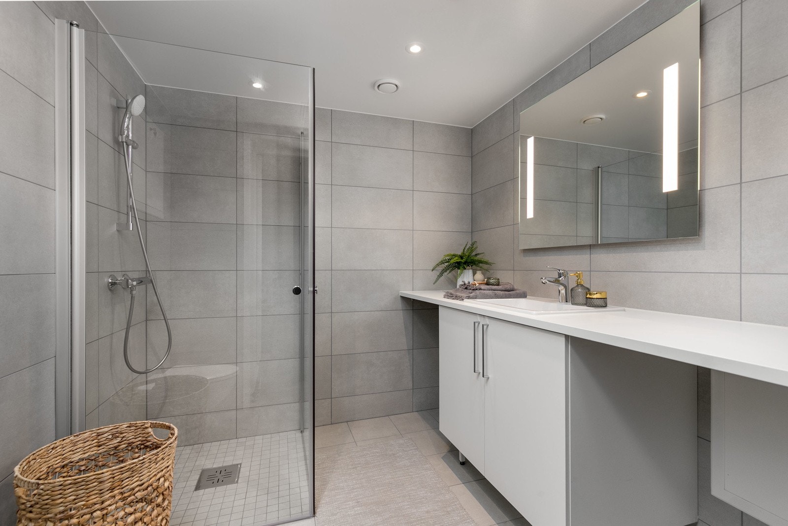 Delikat flislagt bad med alt man trenger for å få en fin start på dagen. Varmekabler i gulv. Bilde fra M103 Galleribilde