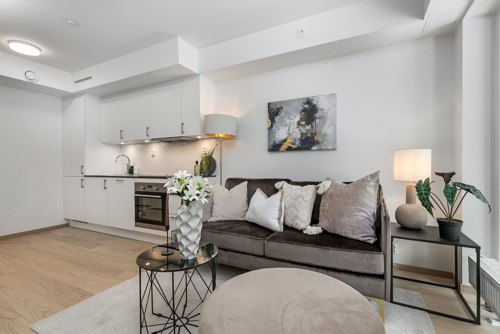 Lekkert kjøkken med integrerte hvitevarer. Bilde fra M103 Galleribilde