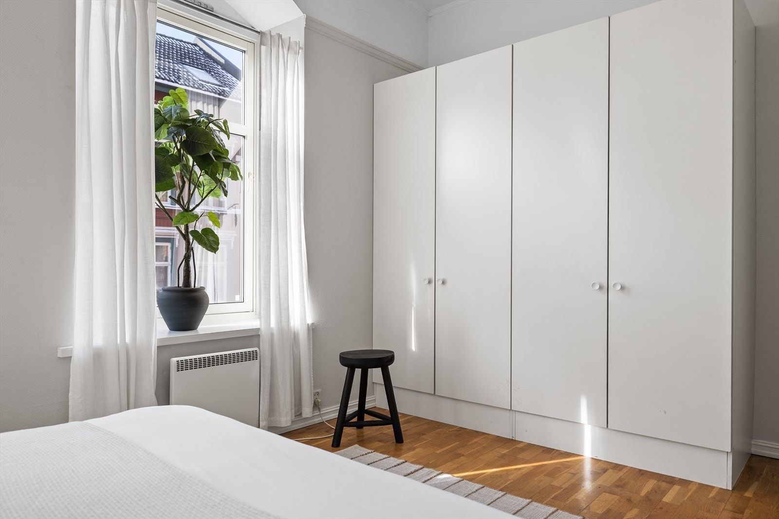 Soverommet har også godt med skapplass. Galleribilde