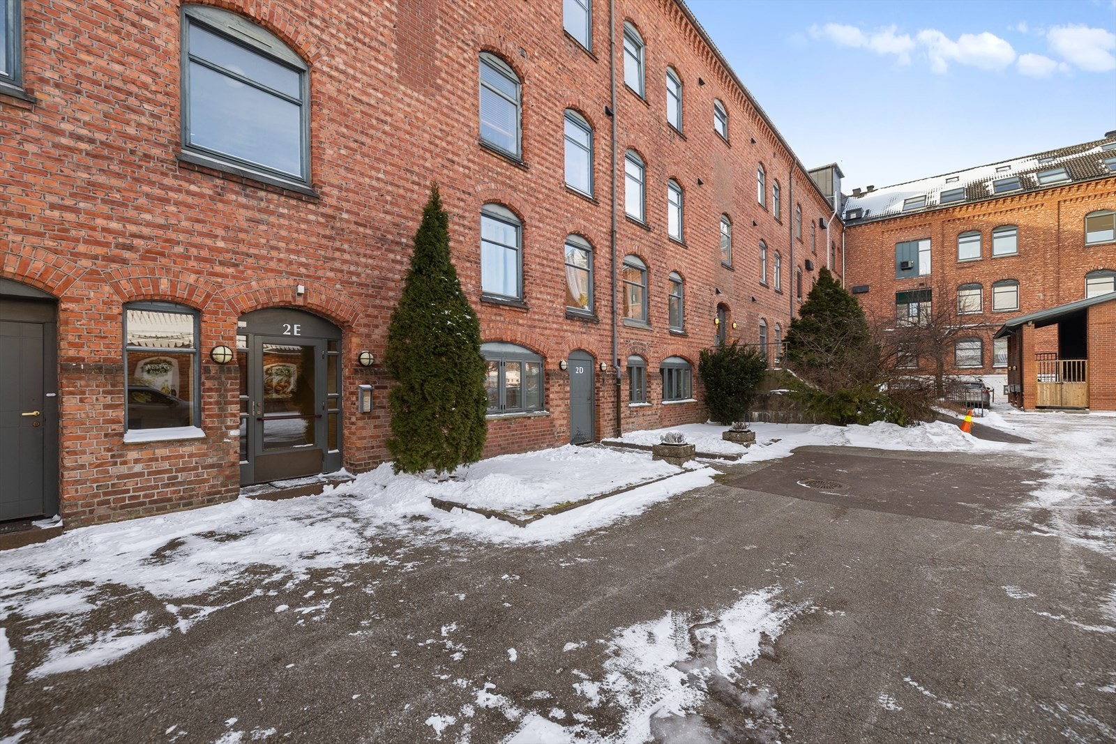 Eiendommen ligger i en rolig gate med lite gjennomgangstrafikk, samtidig som du har umiddelbar nærhet til alt byen har å by på. Galleribilde