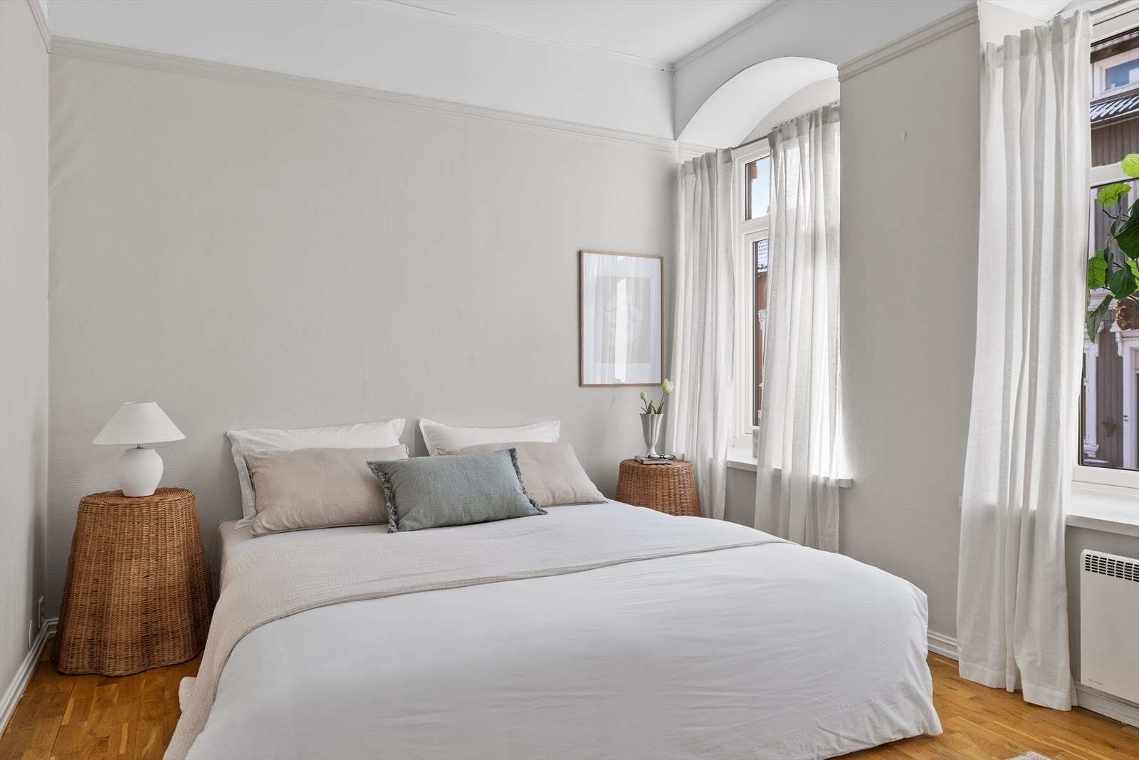 Dette rommet er romslig med god plass til seng - to store vinduer på soverommet. Galleribilde