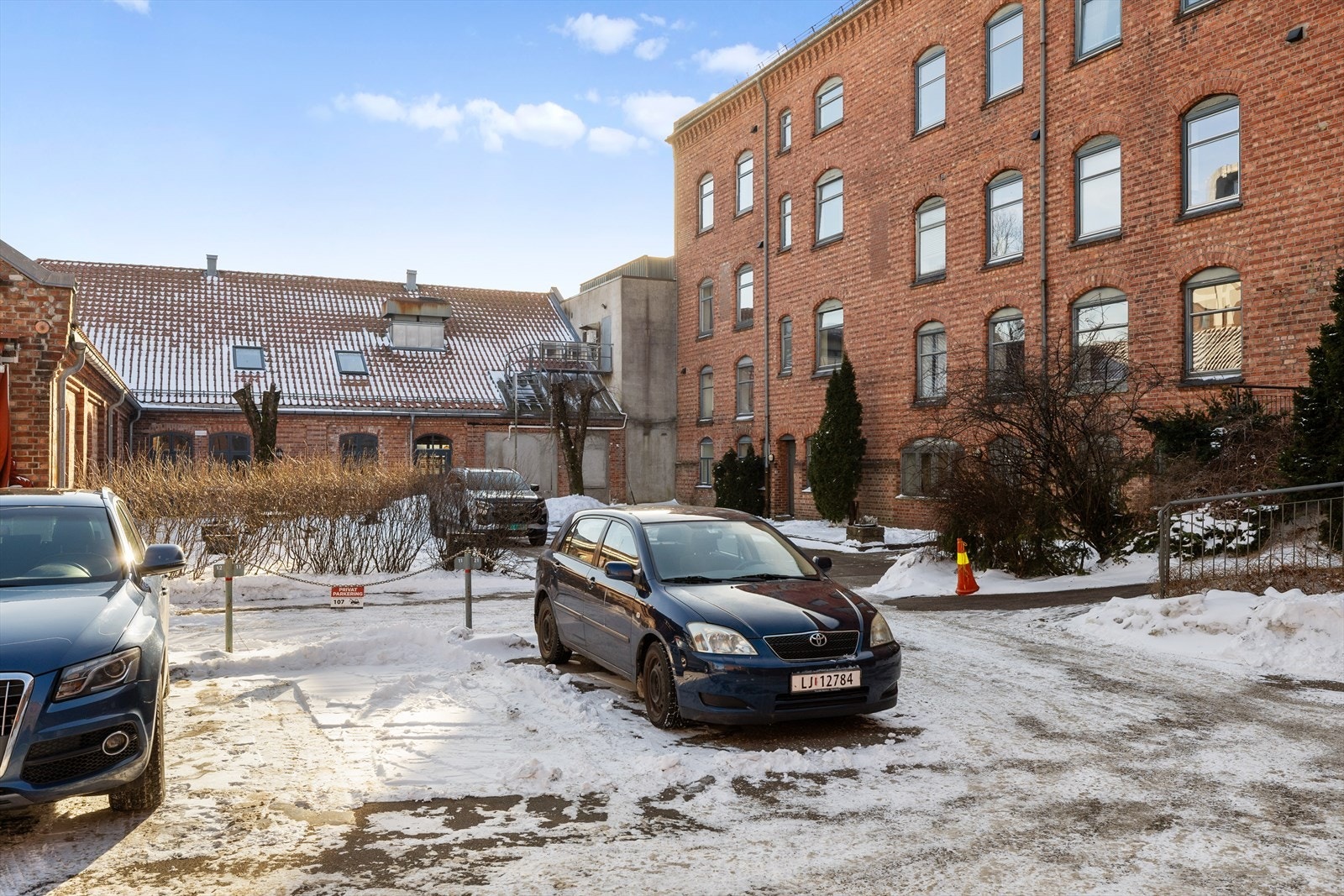 Tønsberg torv, bryggeområdet og havnepromenaden ligger i nærheten og byr på et levende bymiljø med hyggelige møteplasser, kulturtilbud og rekreasjonsmuligheter langs sjøen. Galleribilde