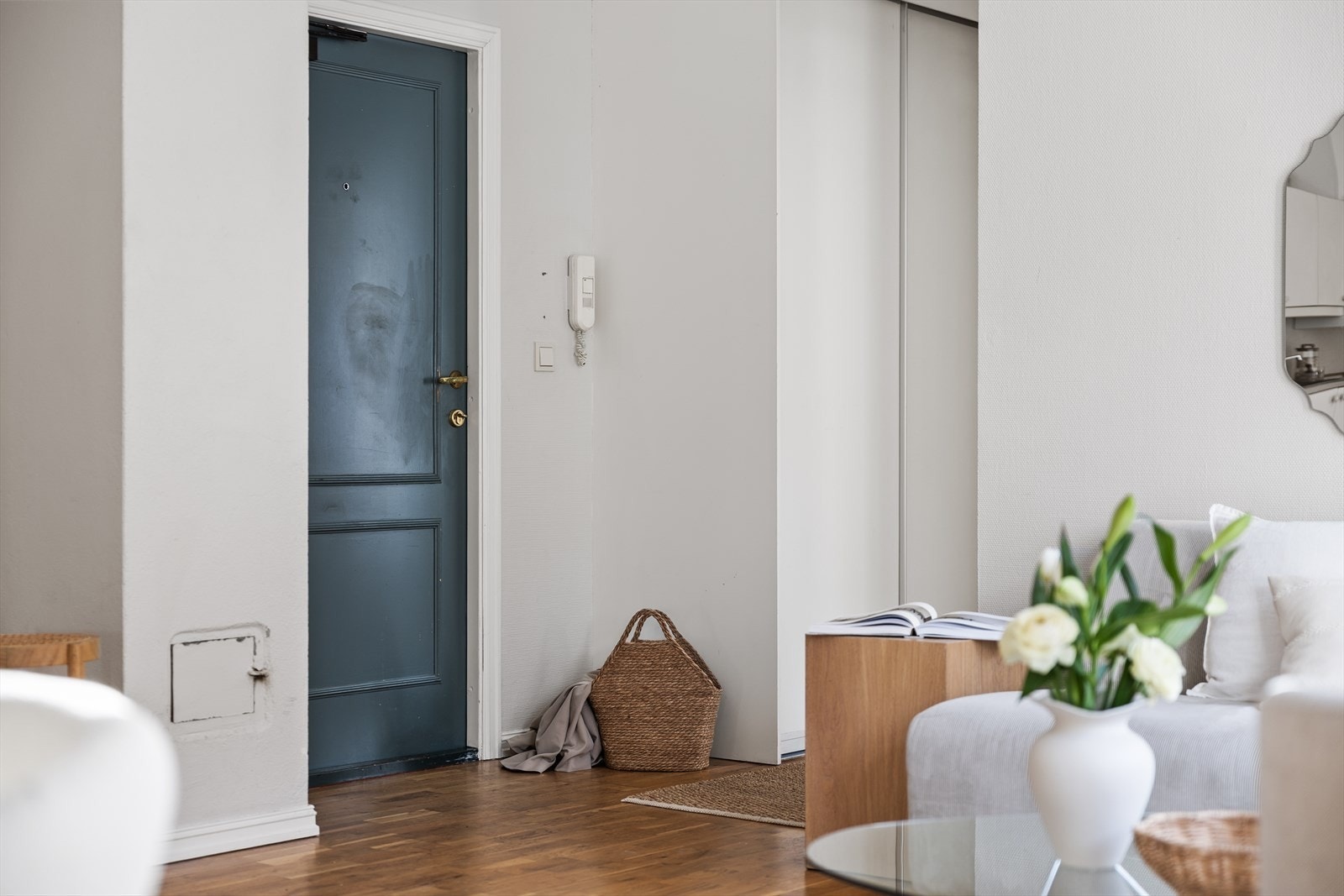 Entreen er romslig, her har man også garderobeskap med god plass til å henge fra seg yttertøy. Galleribilde