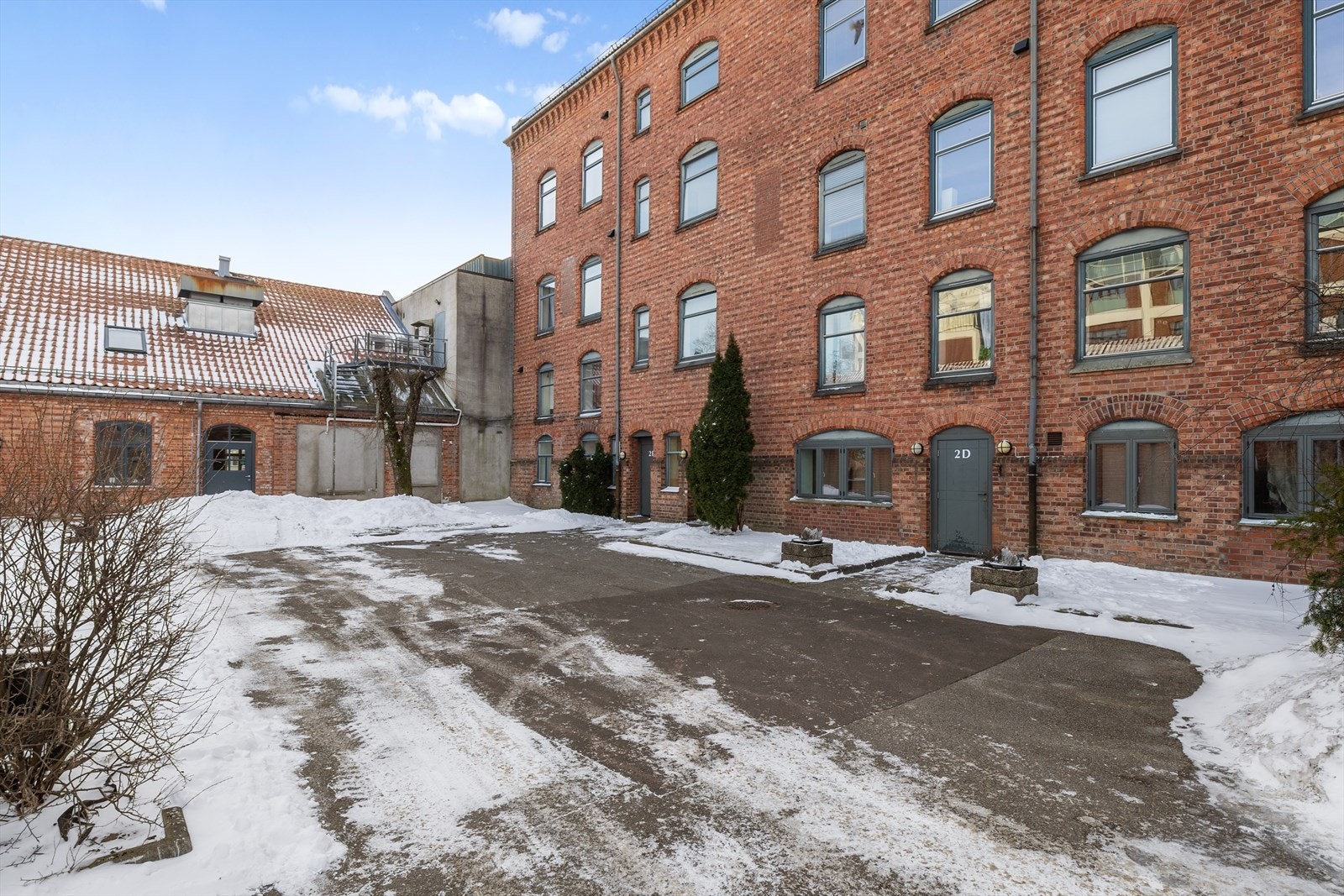 Fra boligen er det kort gangavstand til et bredt utvalg av butikker, dagligvareforretninger, kafeer, restauranter og servicetilbud. Galleribilde