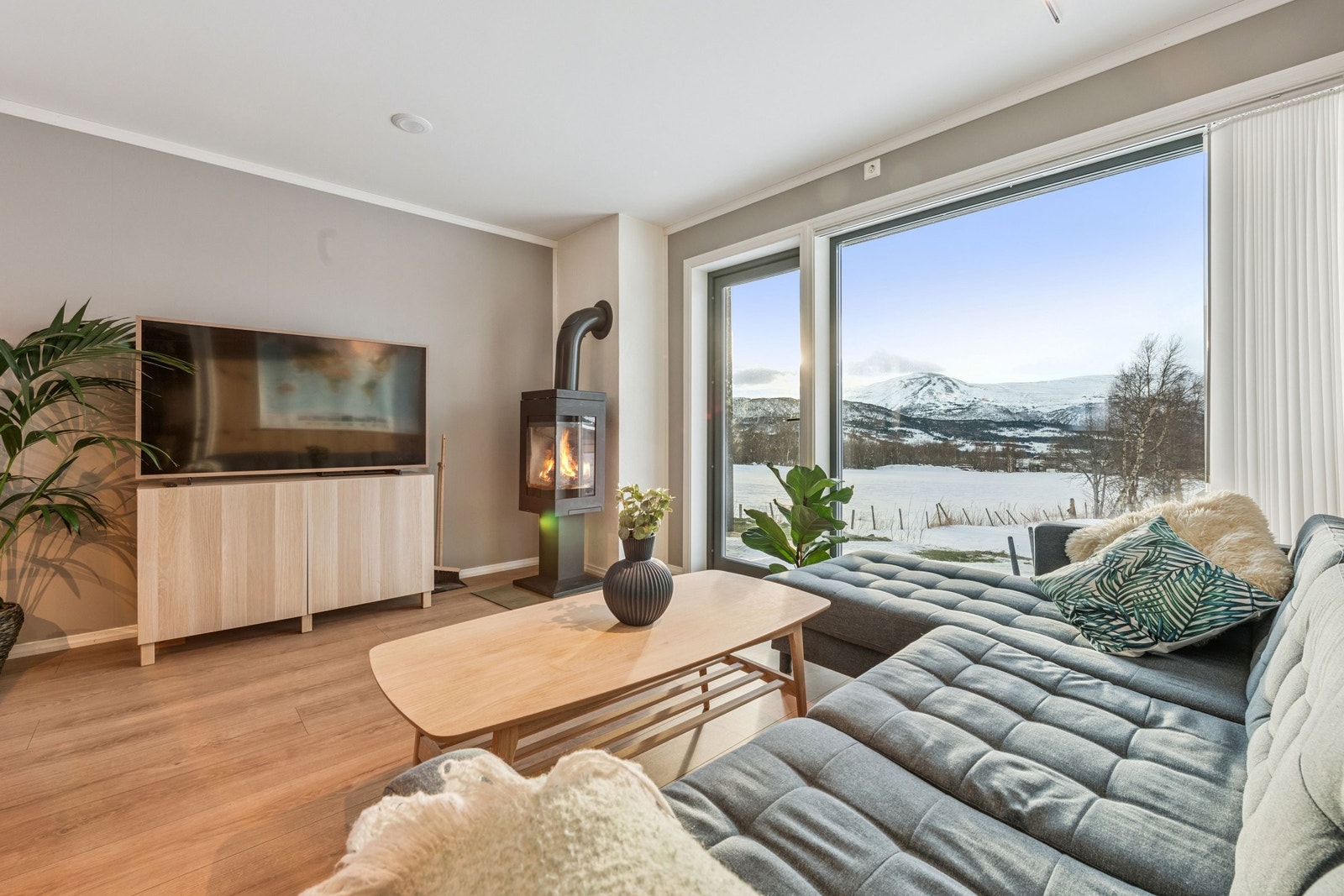 Stue med utsikt til Hornet, Svarthaugen og Allmannberget. Galleribilde