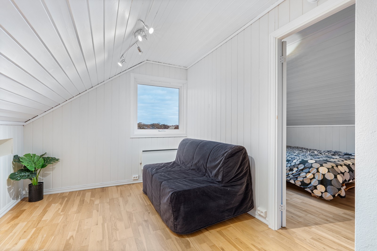 Koselig liten loftstue i tilknytting til soverommet Galleribilde