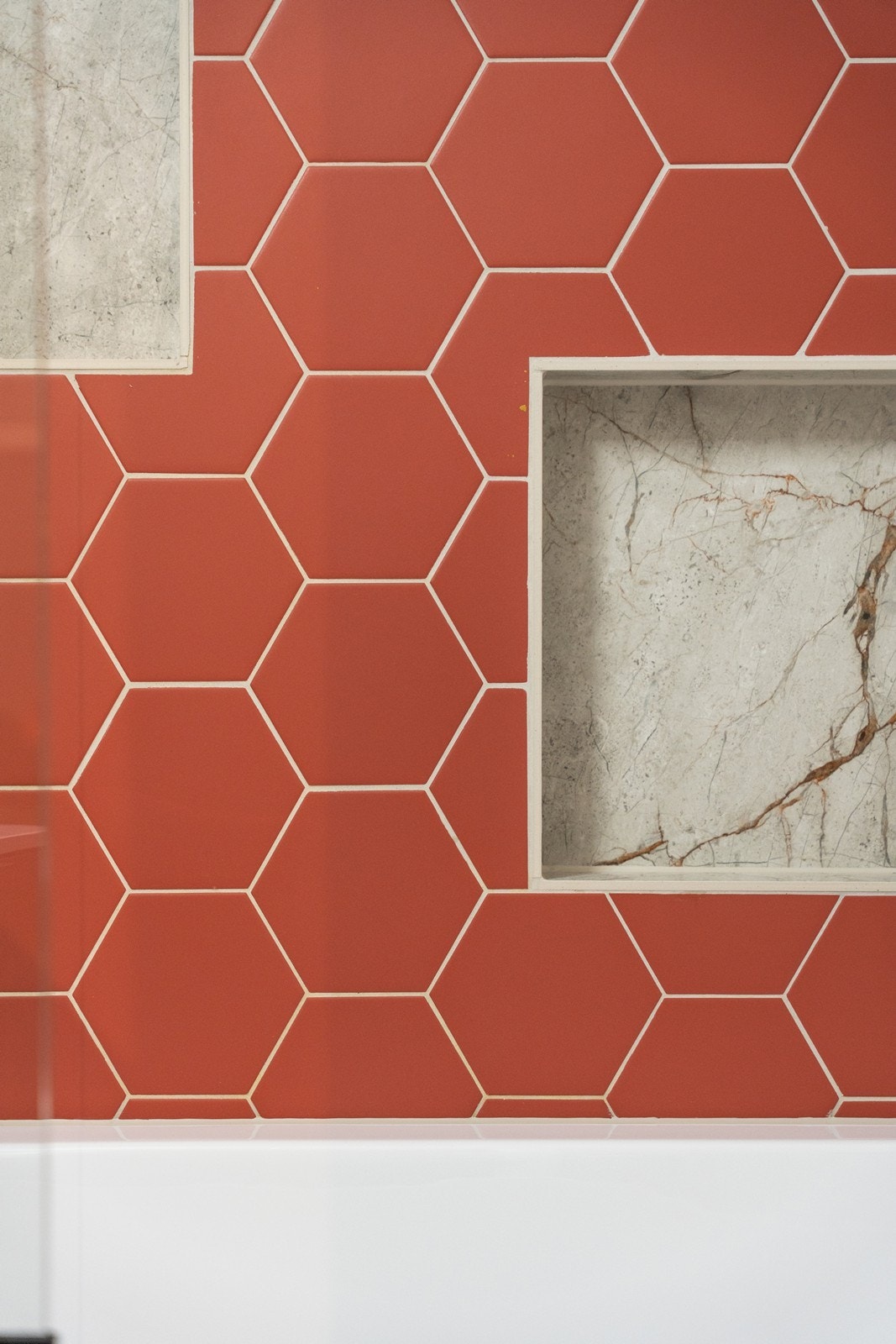 Sjekk disse hexagonflisene opp mot marmorstilen Galleribilde