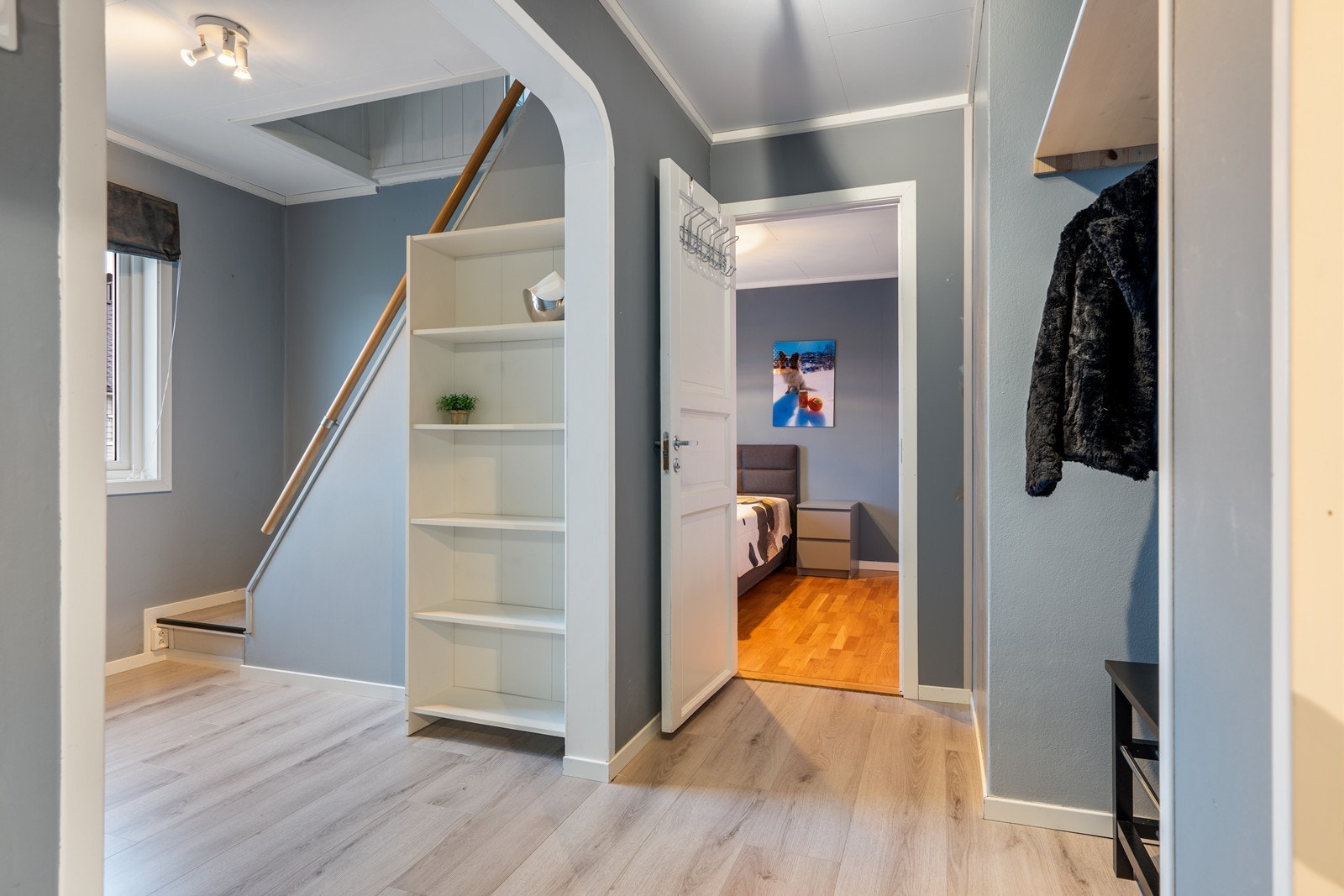 Garderobe i gangen. Tidligere soverom brukt som trapperom. Supert som kontor Galleribilde