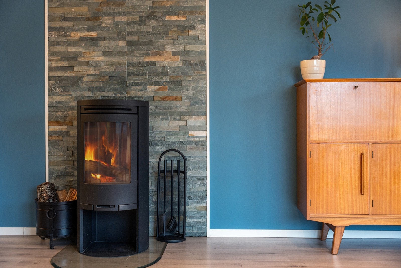 Deilig med peiskos på de kalde dagene eller generell oppvarming. Masse ved i kjellerbod følger med Galleribilde