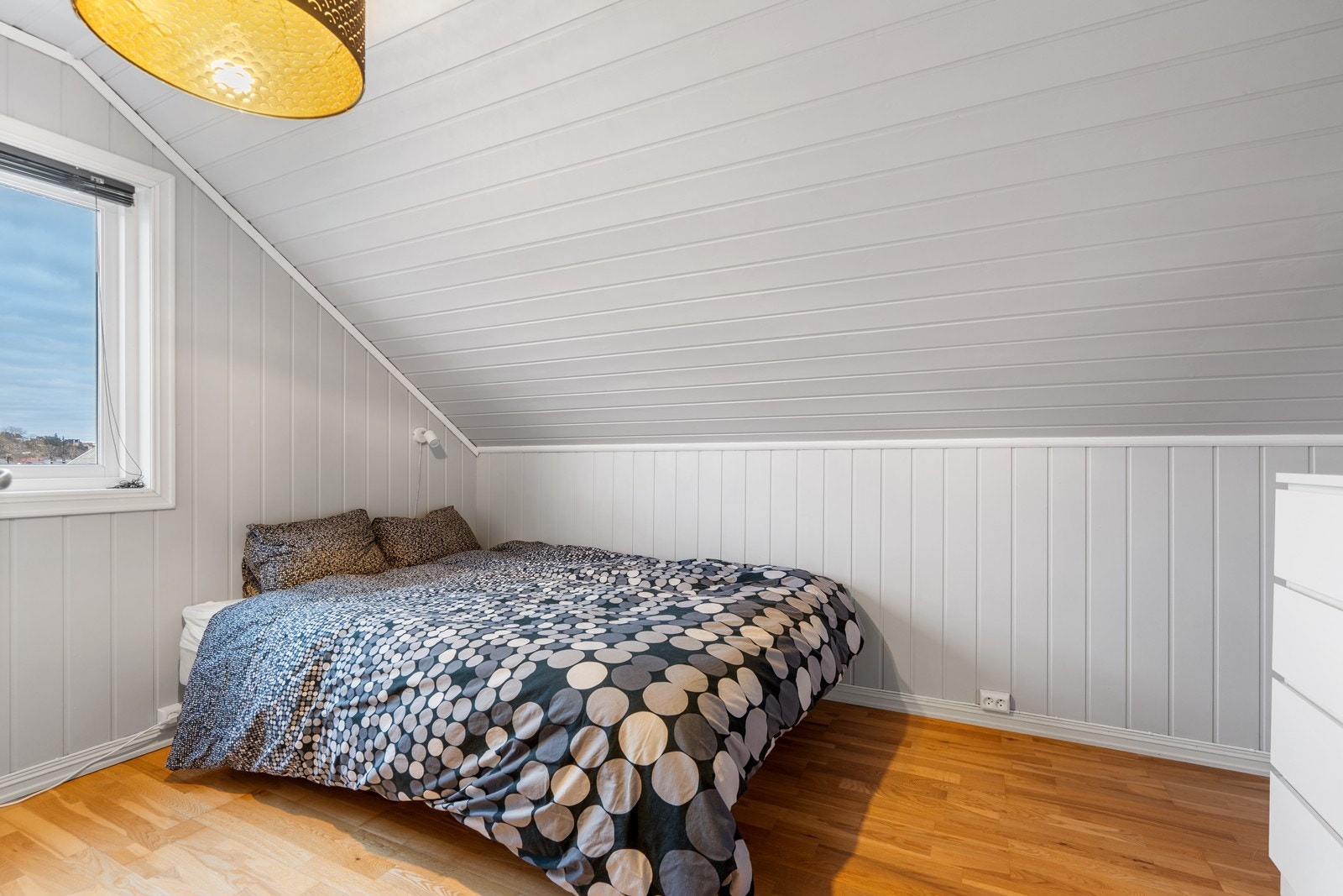 Hyggelig soverom på loft Galleribilde