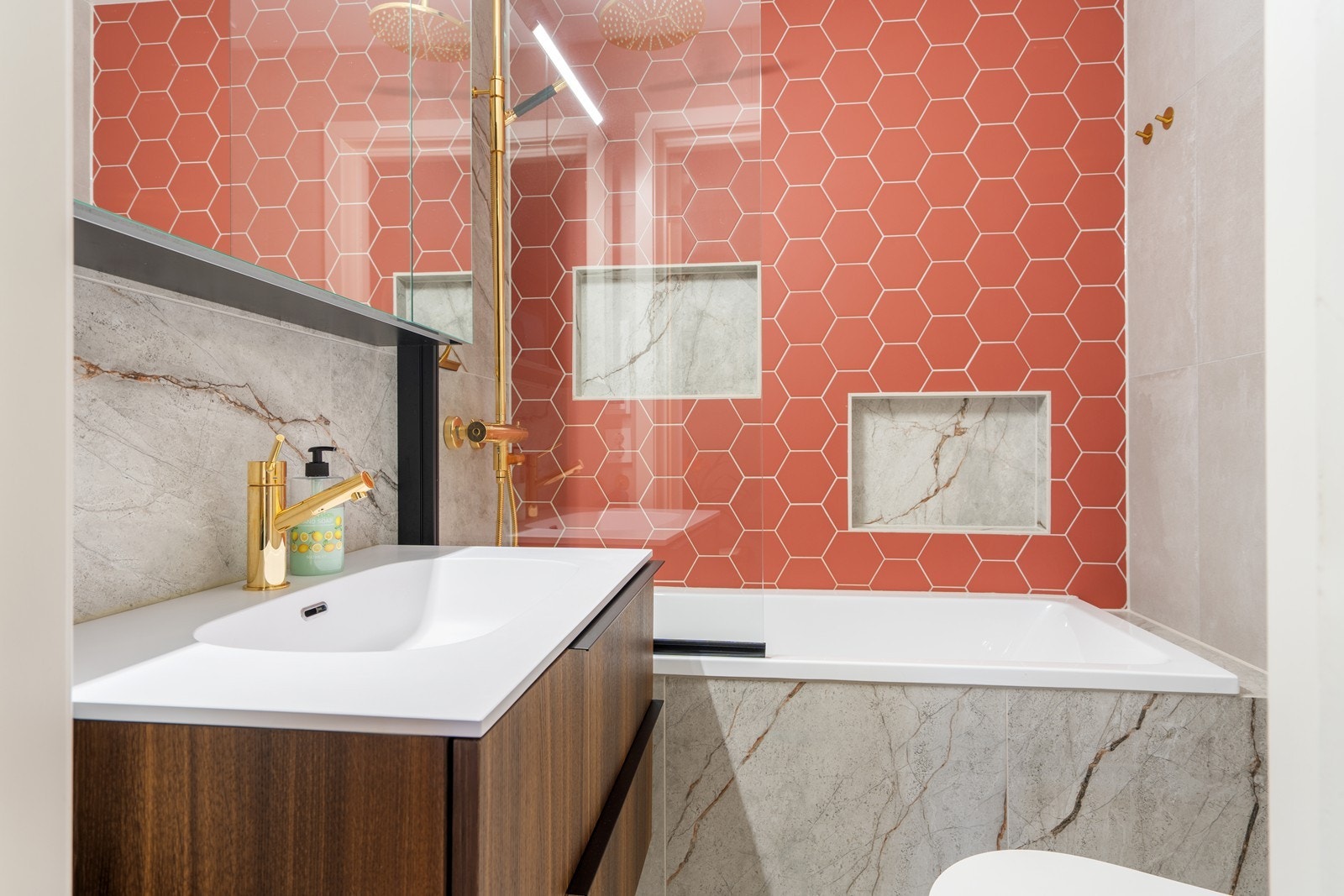 Lekkert spa bad fra oktober 2024. Skikkelig luksusfølelse med denne materialbruken. Må oppleves :) Galleribilde