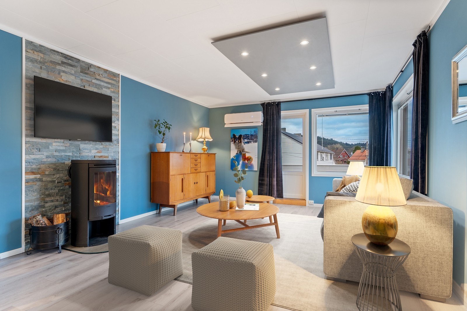 Stor og god stue. Utgang til sør øst vendt balkong. Flott peisovn. Digitalt stylet Galleribilde