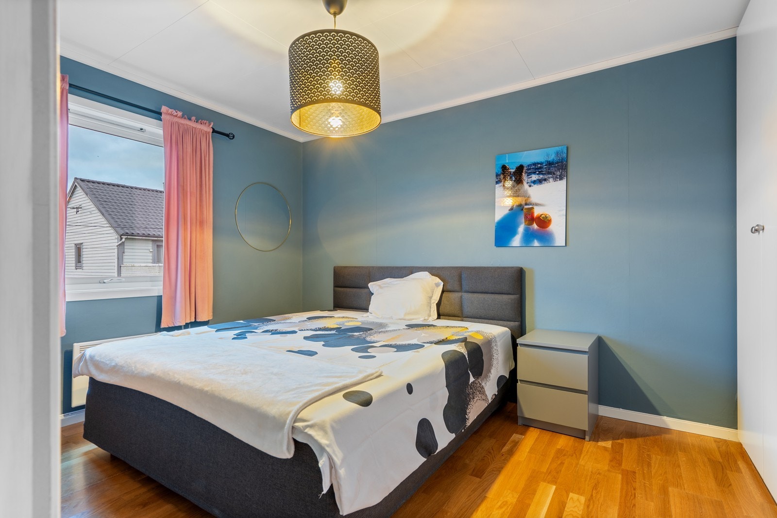 Romslig hovedsoverom med god skapplass Galleribilde