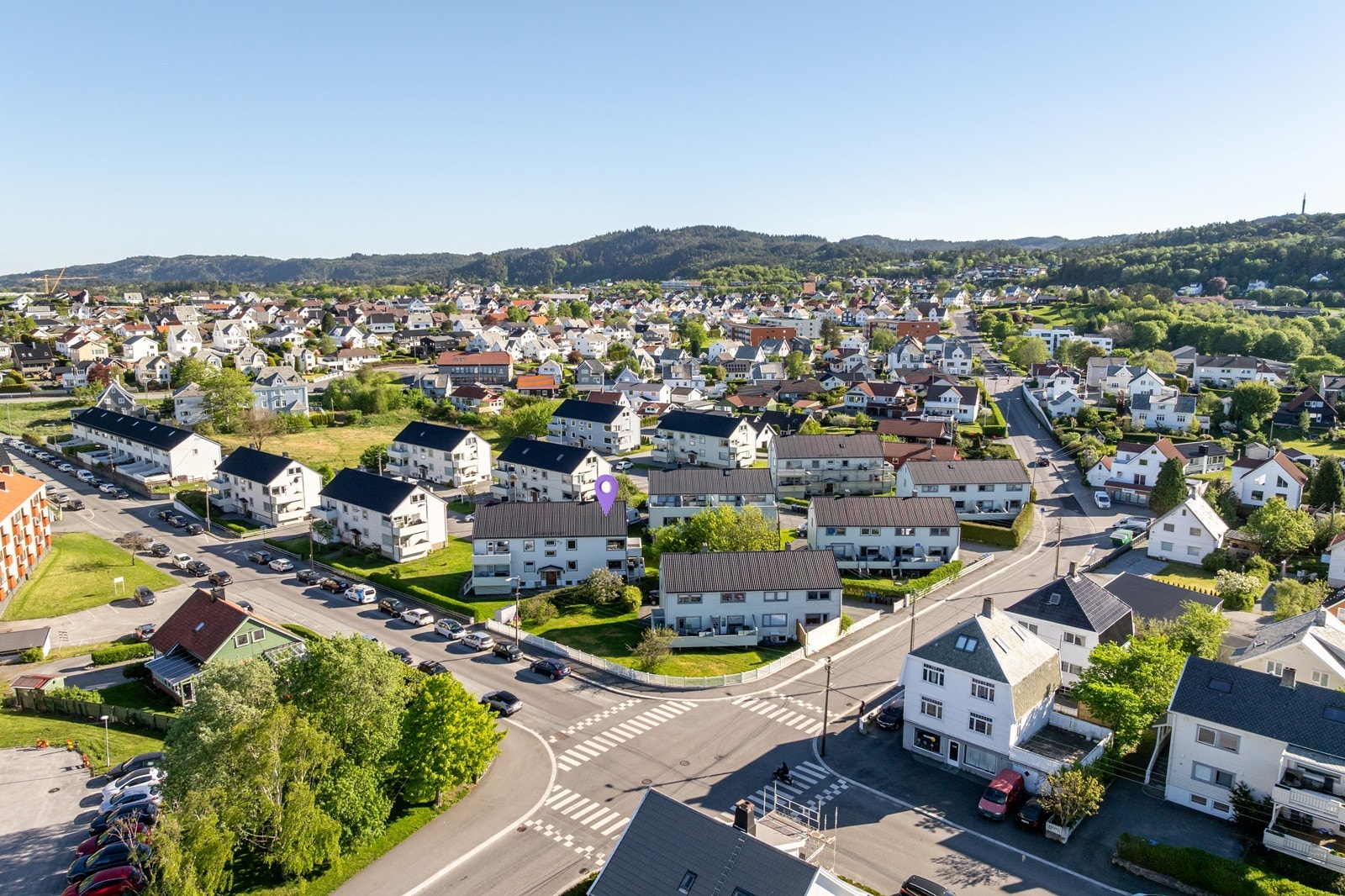 Supersentral beliggenhet like utenfor sentrumskjernen. Kort rusletur til matbutikk, stadion, skoler og flott turområder Galleribilde