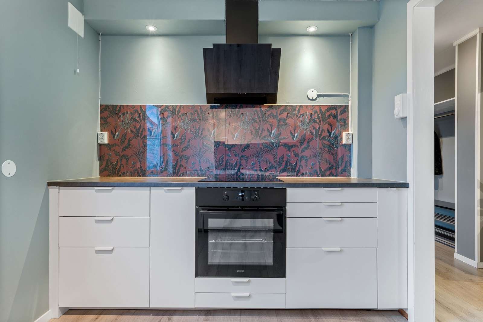 Integrert komfyr og platetopp. Lekker ventilator. Godt med stikk til kjøkkenutstyr Galleribilde