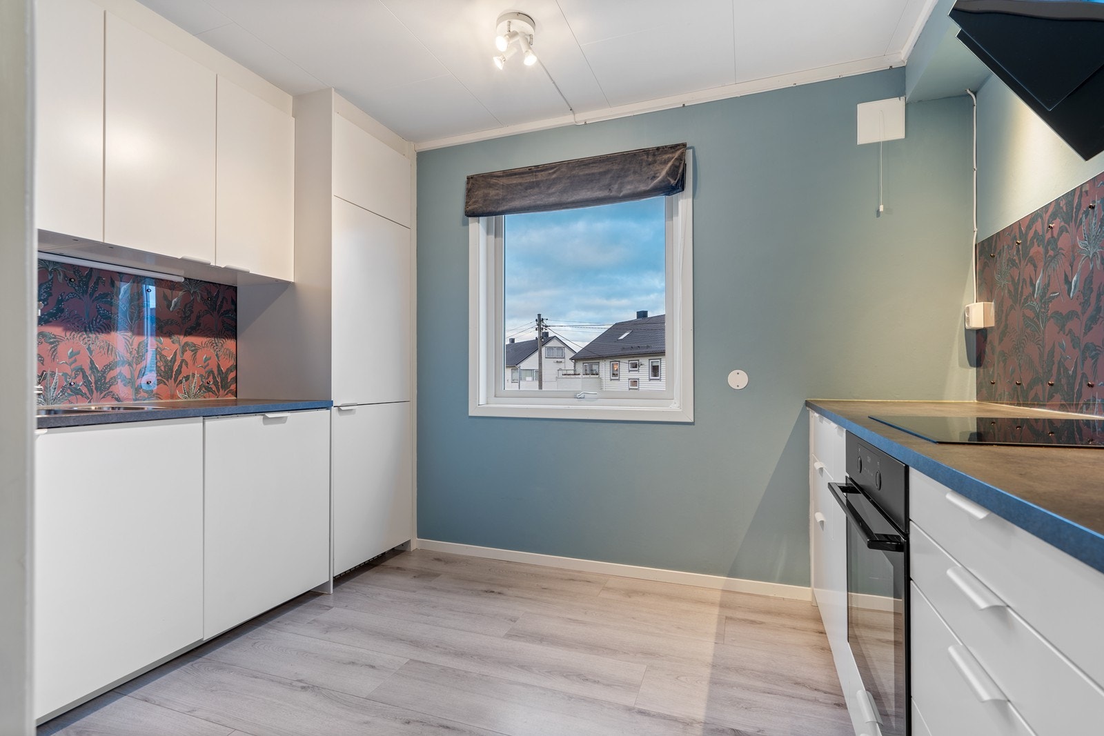 Klassisk og tidløst kjøkken med god skap og benkeplass Galleribilde