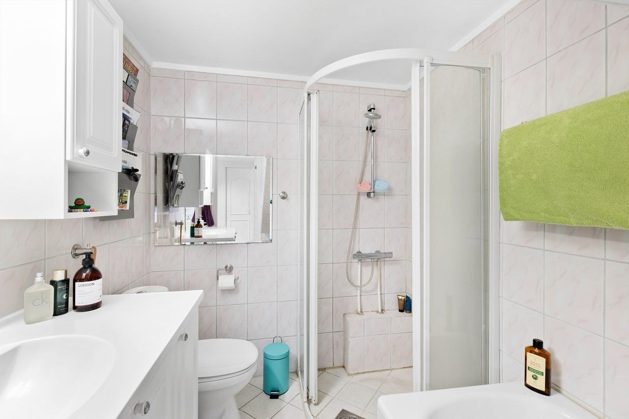 Stor baderom i underetasje med badekar Galleribilde