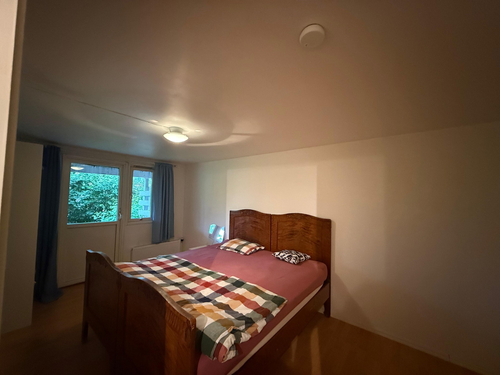 Stor soverom i underetasje med adgang til hage under balkong Galleribilde