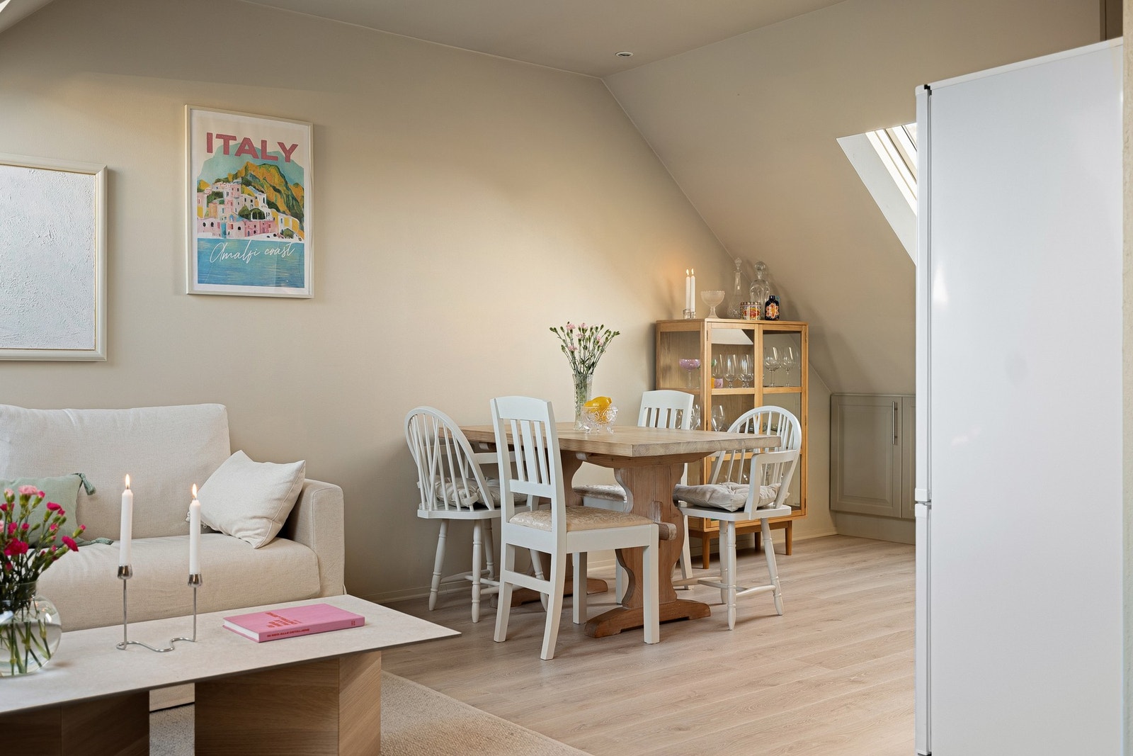 Det er en åpen stue- og kjøkkenløsning på 22,4 kvm. Galleribilde