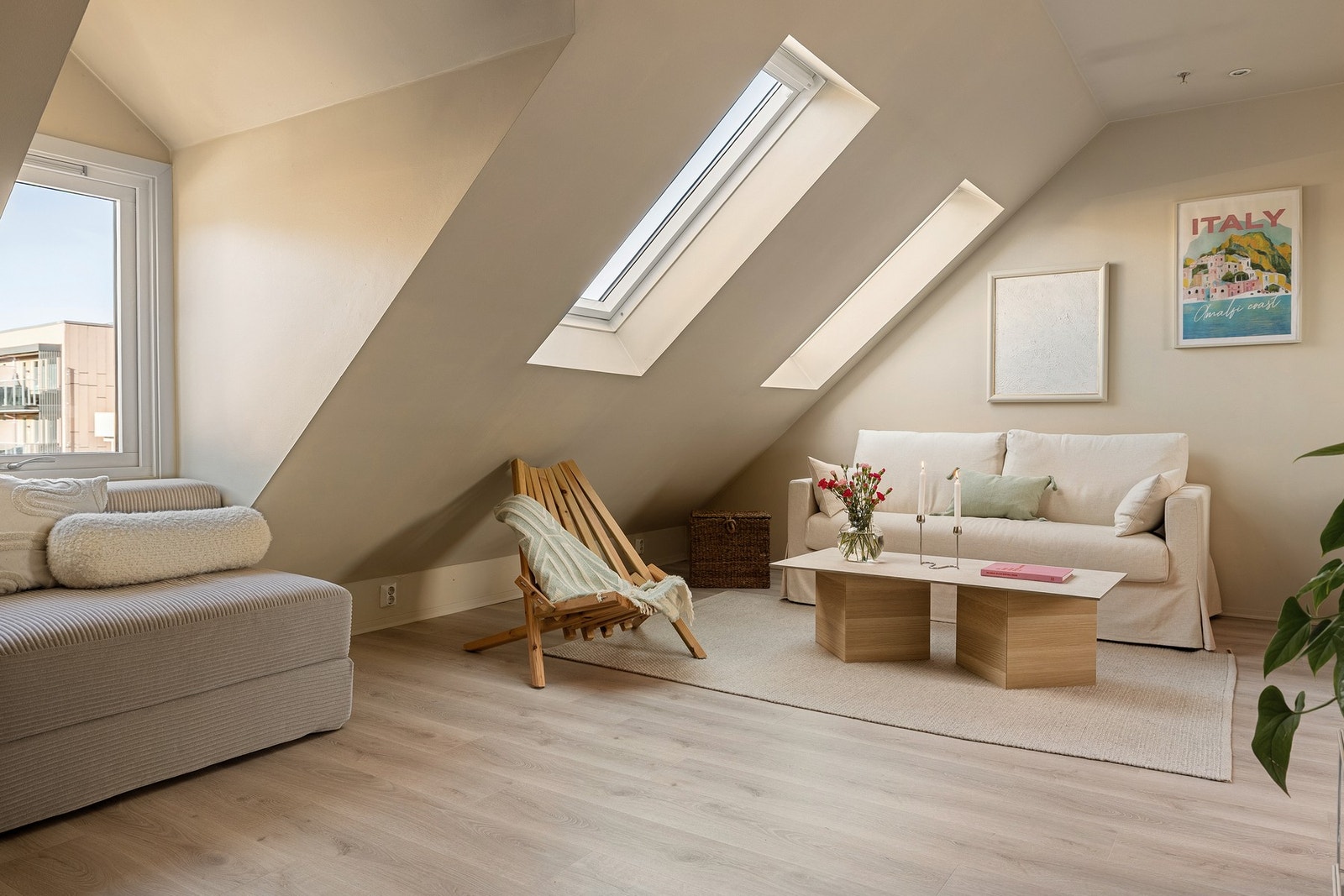 Boligen fremstår moderne med delikate fargevalg og lys enstavs laminat i oppholdsrom. Galleribilde