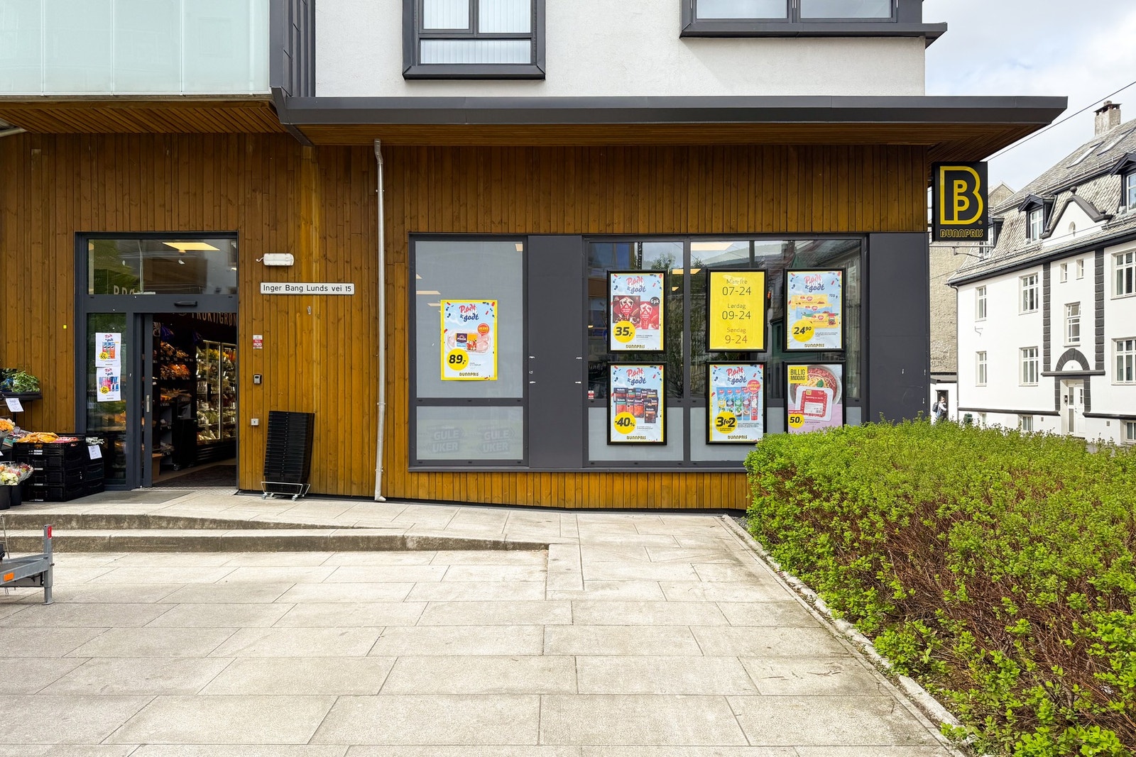 Området har et godt utvalg av dagligvarebutikker, blant annet Bunnpris Kronstad med post i butikk og søndagsåpent. Galleribilde