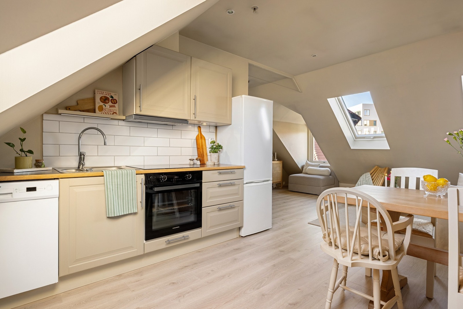 Kjøkkenet har en naturlig sone for spisebord. Galleribilde