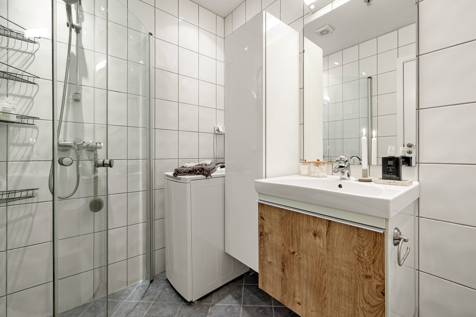 Badet er helfliset og utstyrt med innfelte downlights i tak og varmekabler i gulv. Galleribilde