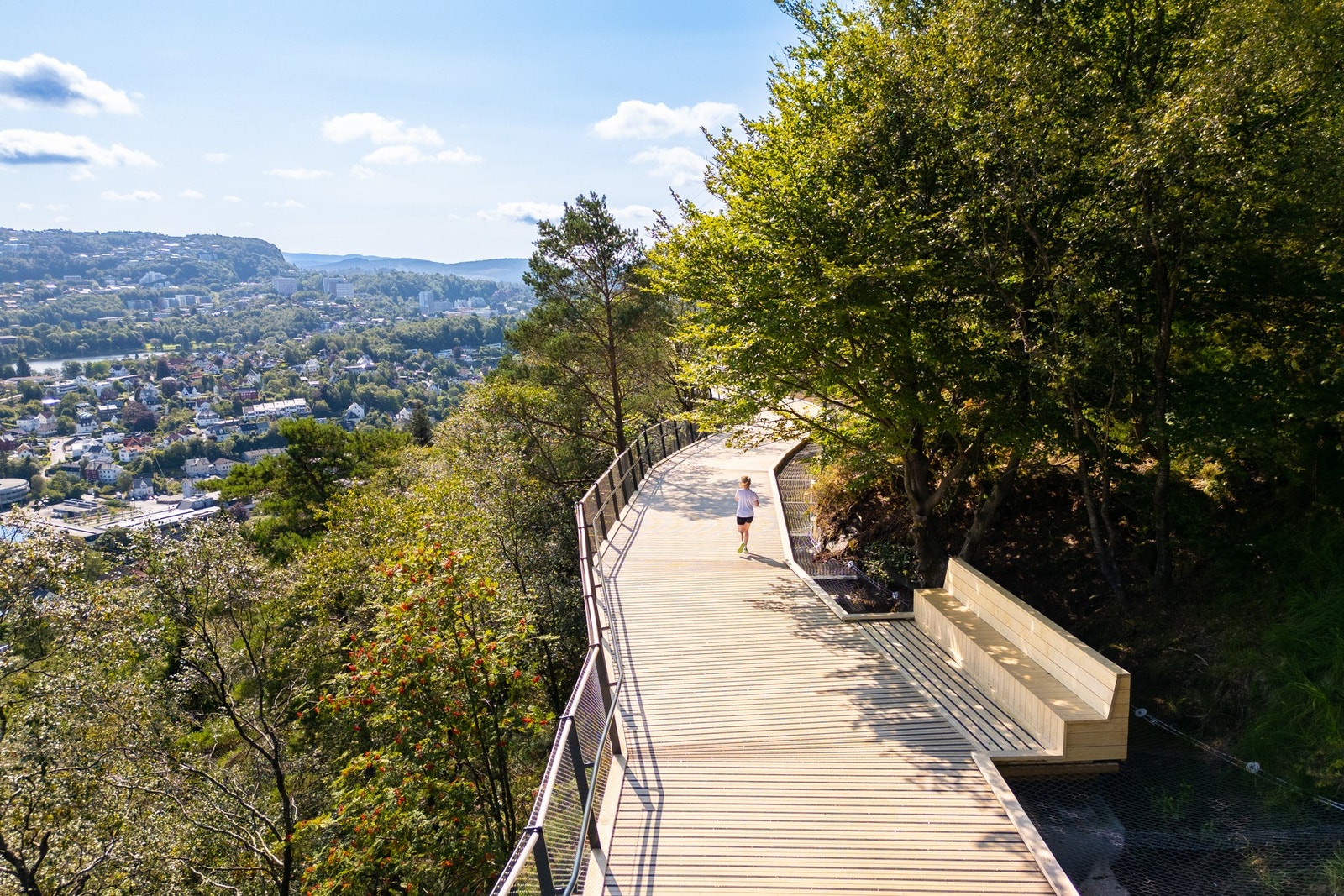 Turveien Løvstien er en populær og tilrettelagt tursti med fantastisk utsikt over Byfjorden og Bergensdalen. Galleribilde