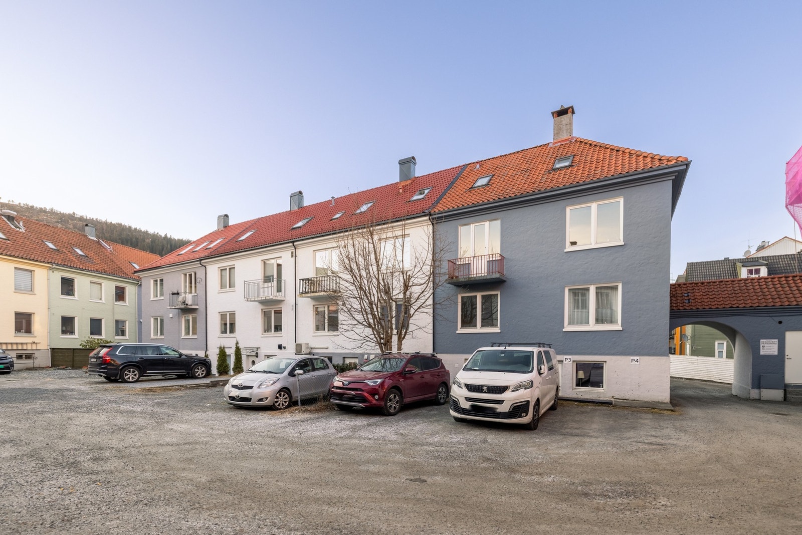 Sameiet disponerer tre parkeringsplasser som fordeles etter ansiennitet. Galleribilde