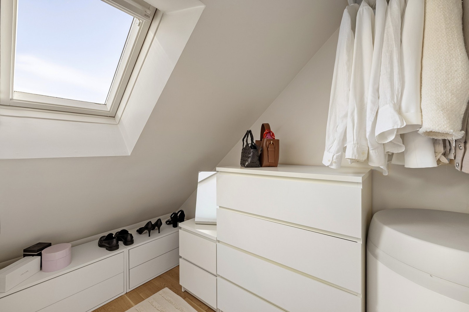 Her er det trestavs parkett på gulvet, og varmtvannstanken er plassert i rommet. Galleribilde