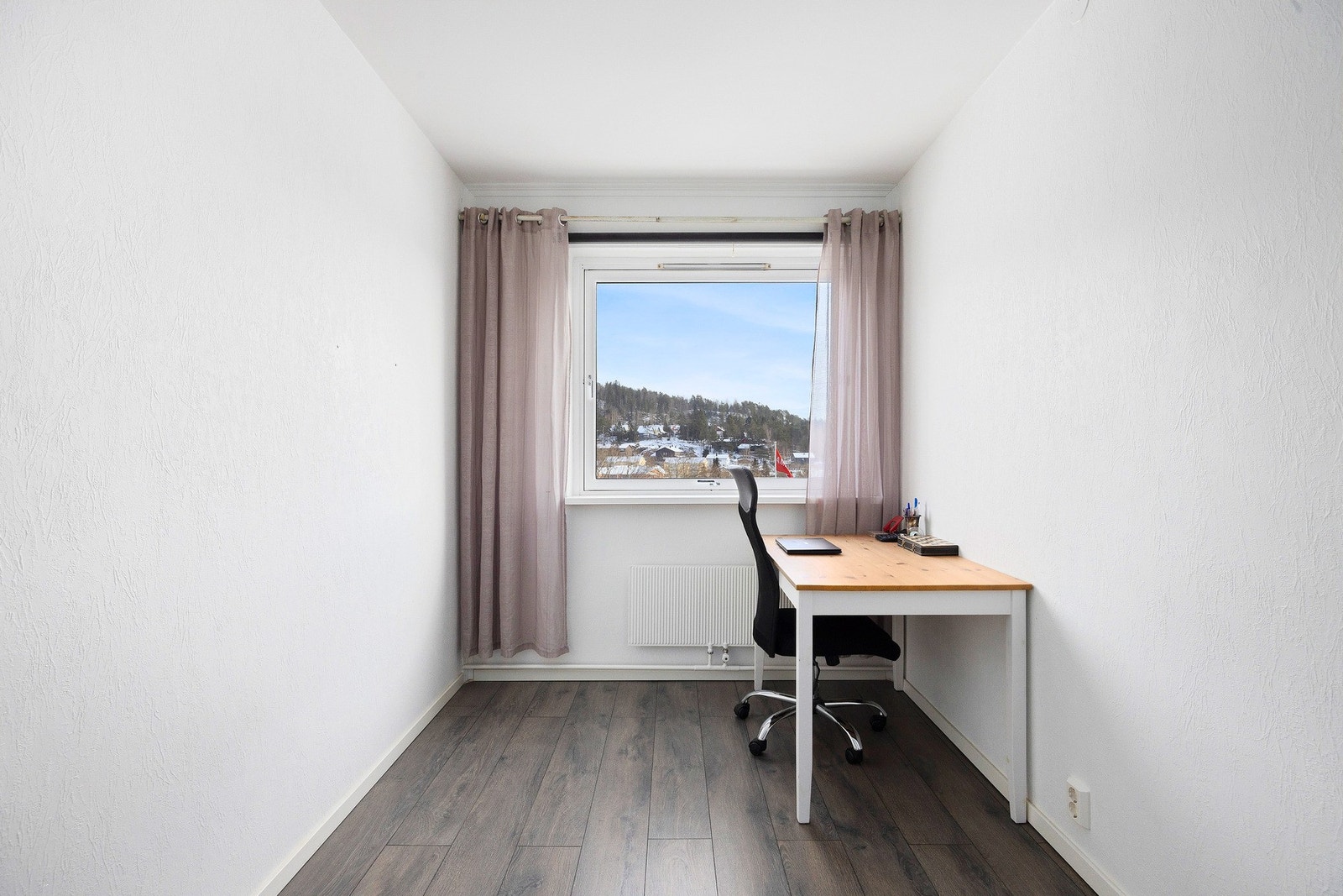 Romslig og lyst soverom med mange muligheter. Galleribilde