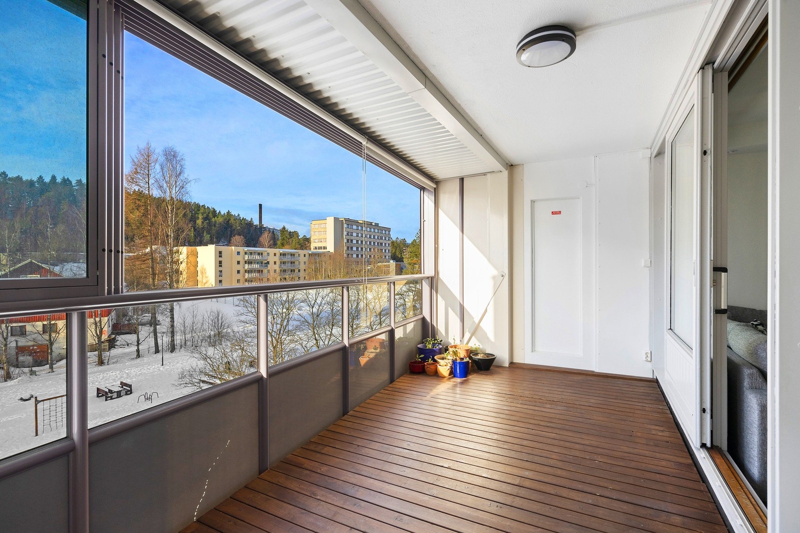 Innglasset balkong som forlenger sesongen. Galleribilde