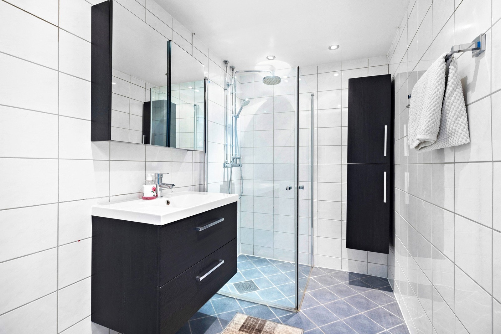 Bad med servant, dusj og baderomsinnredning. Galleribilde