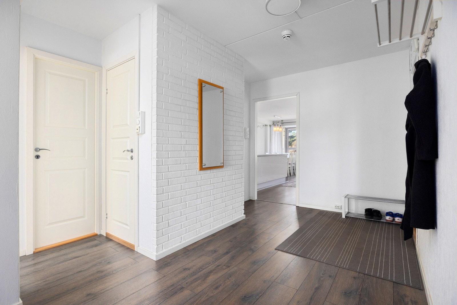 Innbydende entré med god oppbevaringsplass og enkel adkomst til leilighetens rom. Galleribilde