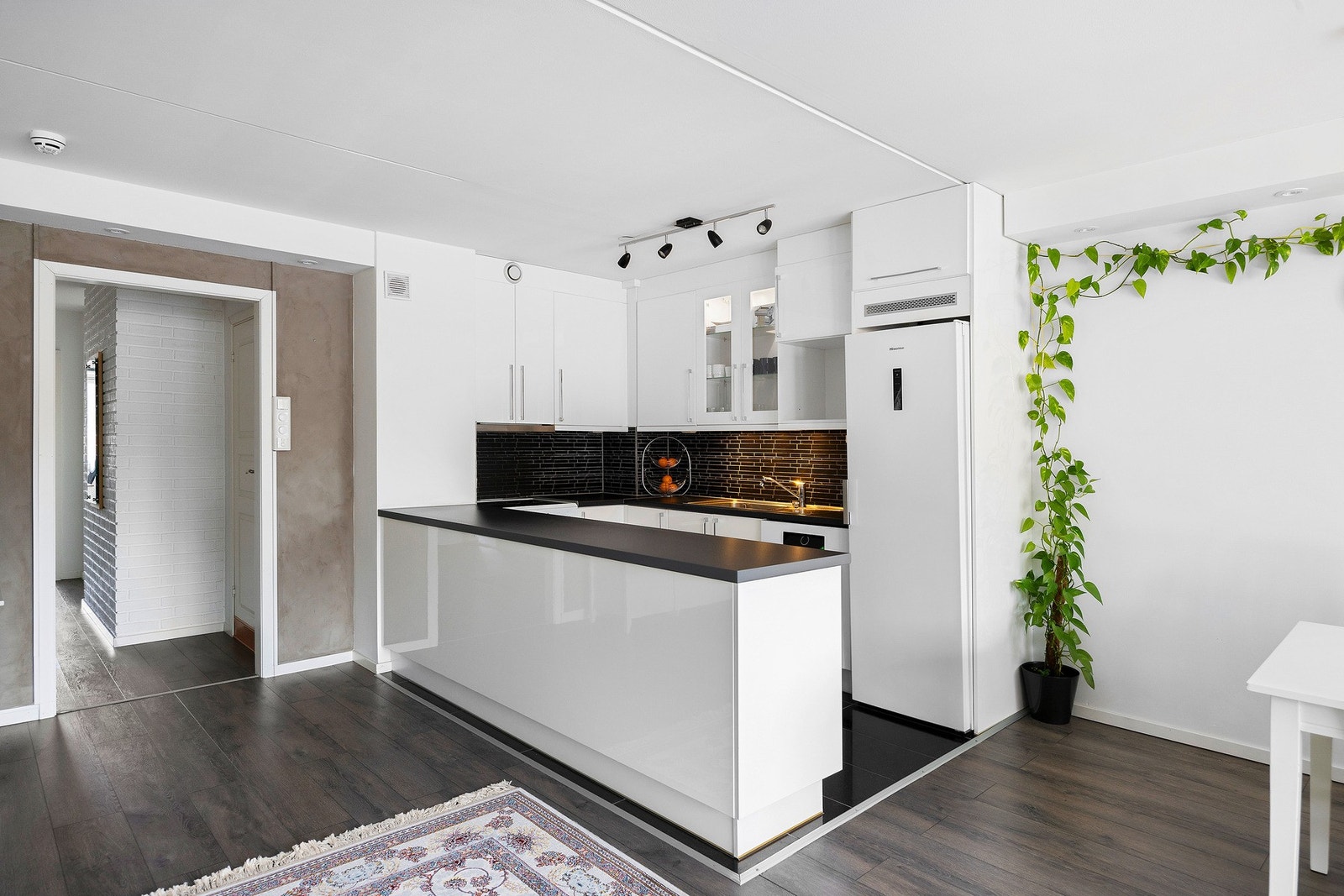 Stue med åpen planløsning som skaper et sosialt og luftig oppholdsrom. Galleribilde