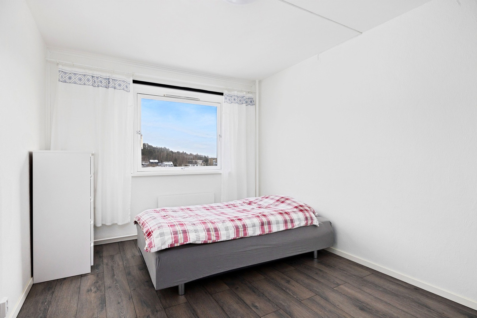 Hovedsoverom med god plass til dobbeltseng og garderobe. Galleribilde