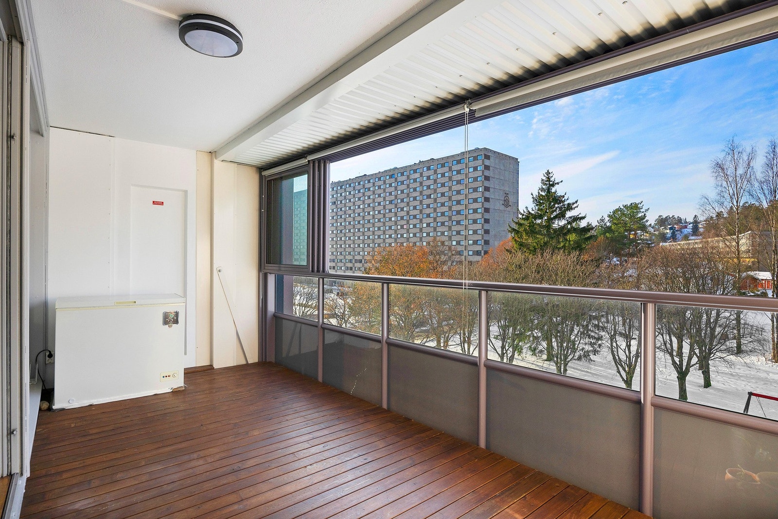 Romslig balkong med god plass til utemøbler og hyggelig sittegruppe. Galleribilde