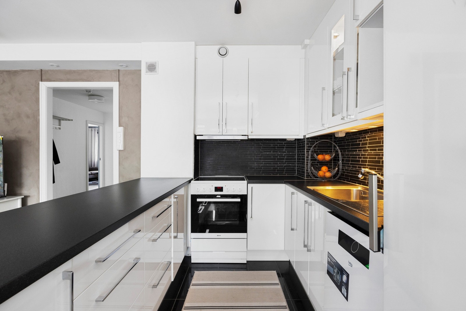 Kjøkkenet har laminat benkeplate med glatte kjøkken fronter. Galleribilde