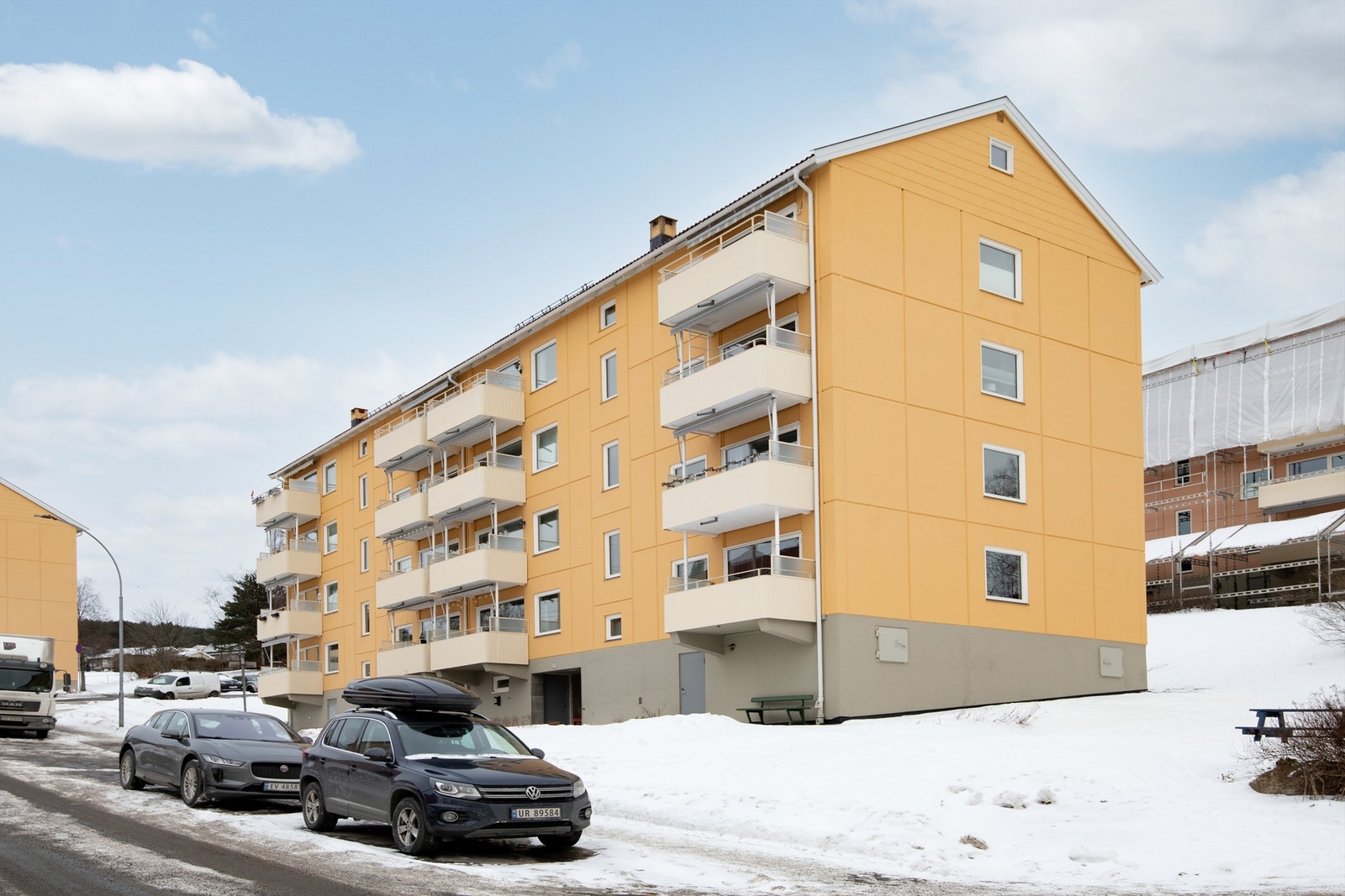 Borettslaget har en stor og pent opparbeidet tomt med flere sittegrupper, lekeplasser, akebakker m.m. Galleribilde