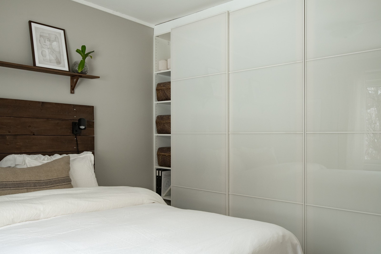 Stilrent garderobeskap som tilbyr rikelig med oppbevaringsplass. Galleribilde