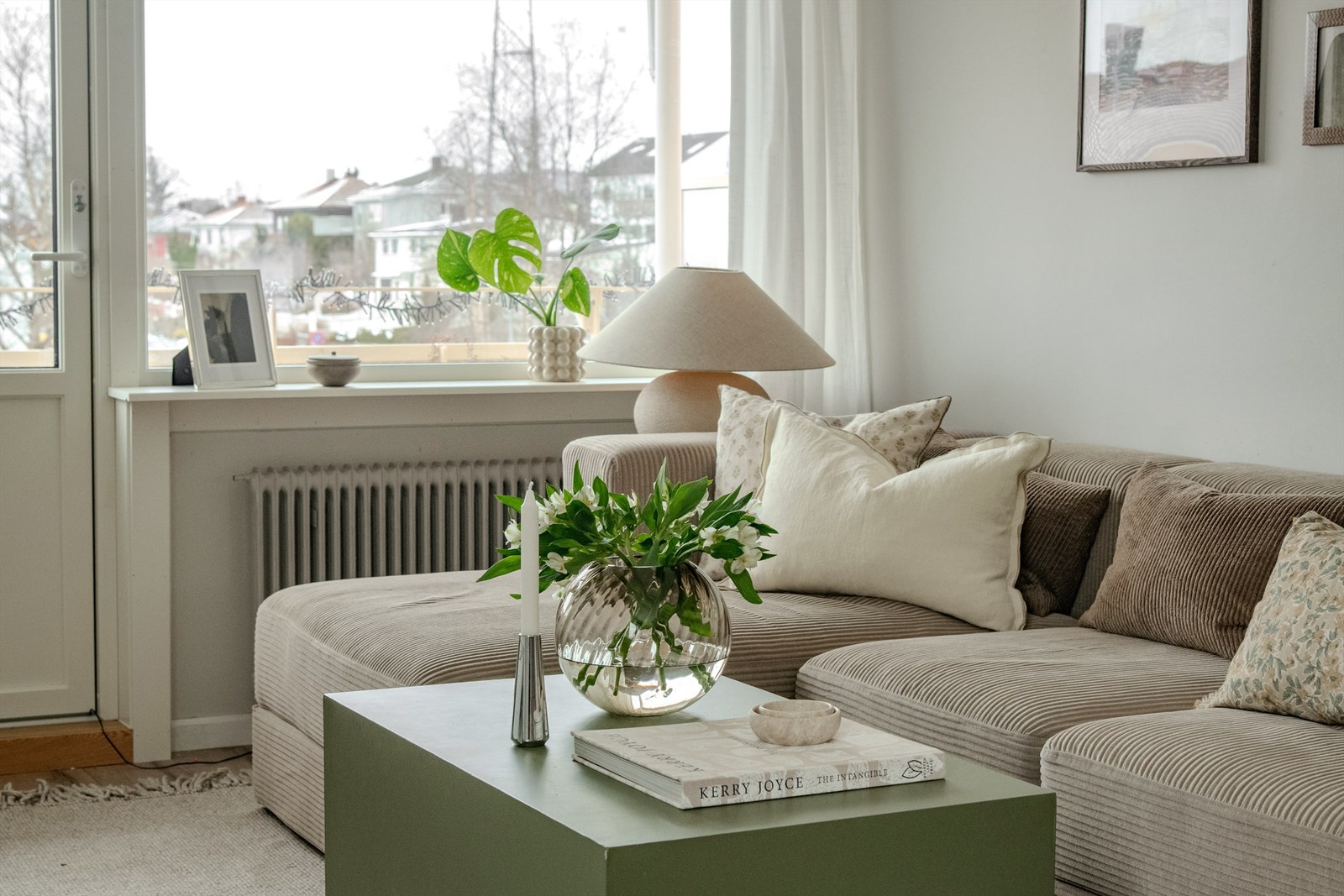 En lys og luftig stue med harmoniske farger som skaper en rolig atmosfære. Galleribilde