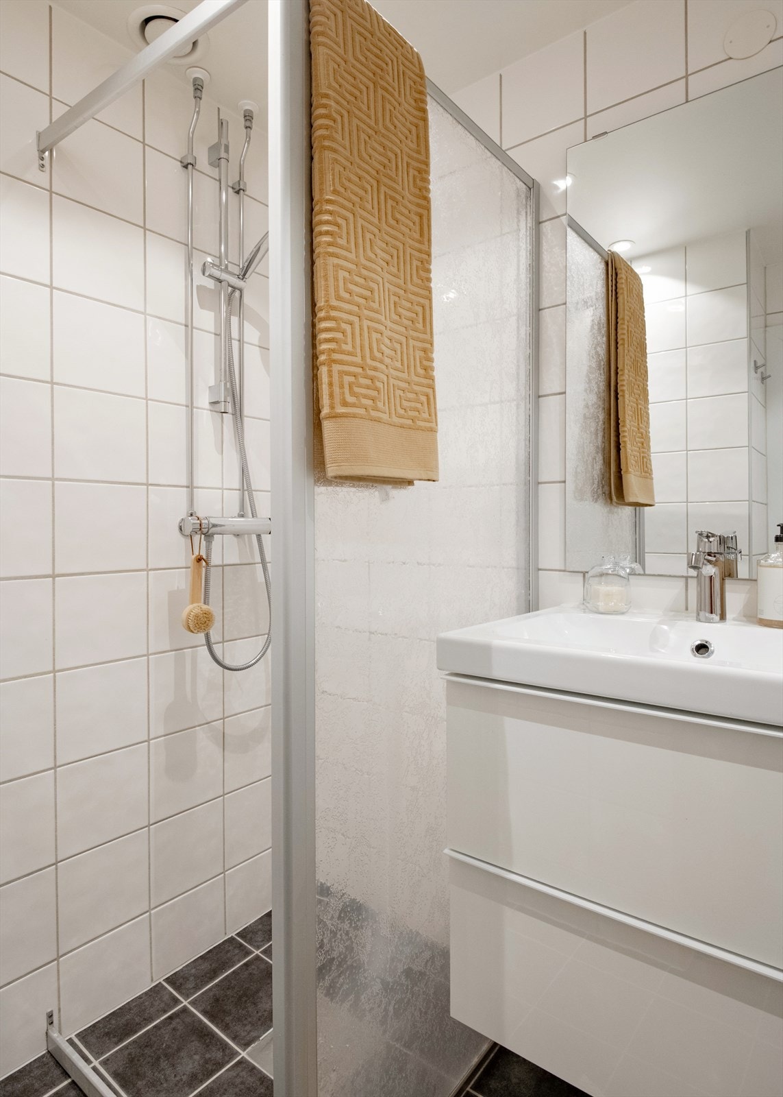 Dusjhjørnet er separert med fastmontert dusjvegg av plast. Galleribilde