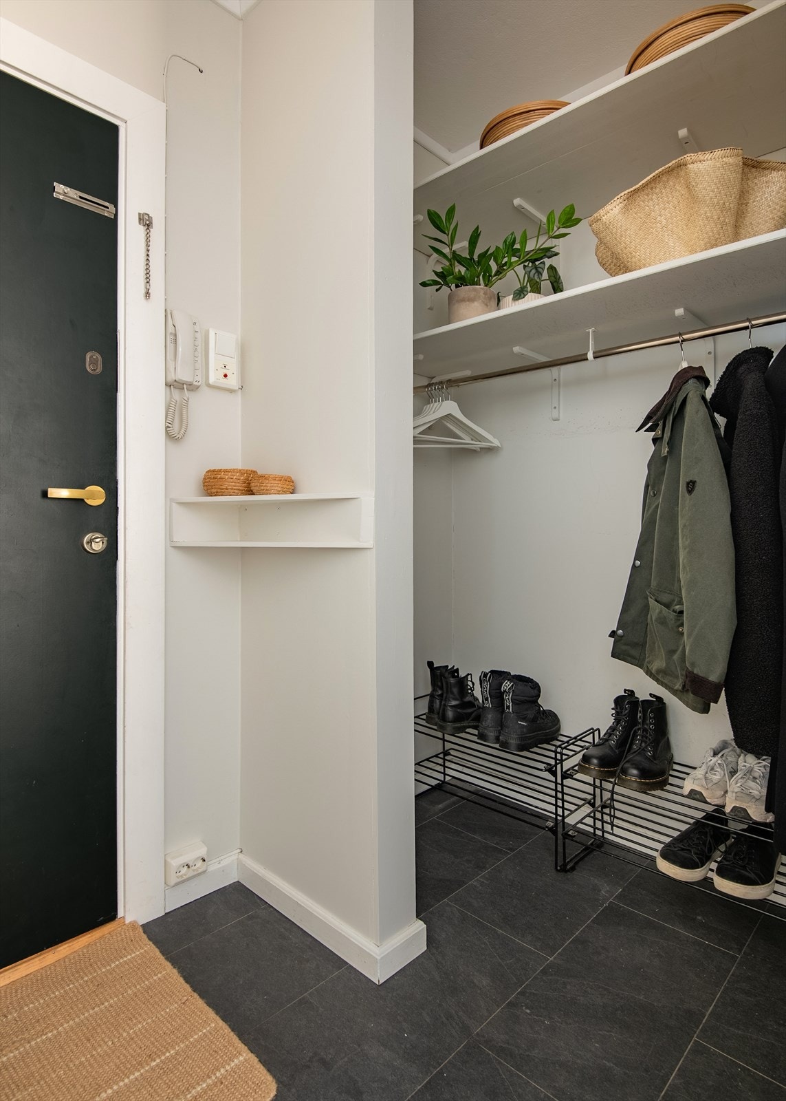 Praktisk oppbevaring av yttertøy rett ved ytterdøren. Galleribilde