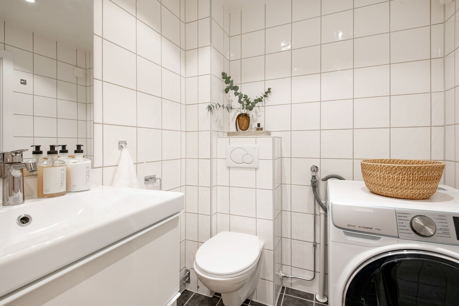 Helfliset baderom fra 2009 med elektrisk gulvvarme og downlights i himling. Galleribilde