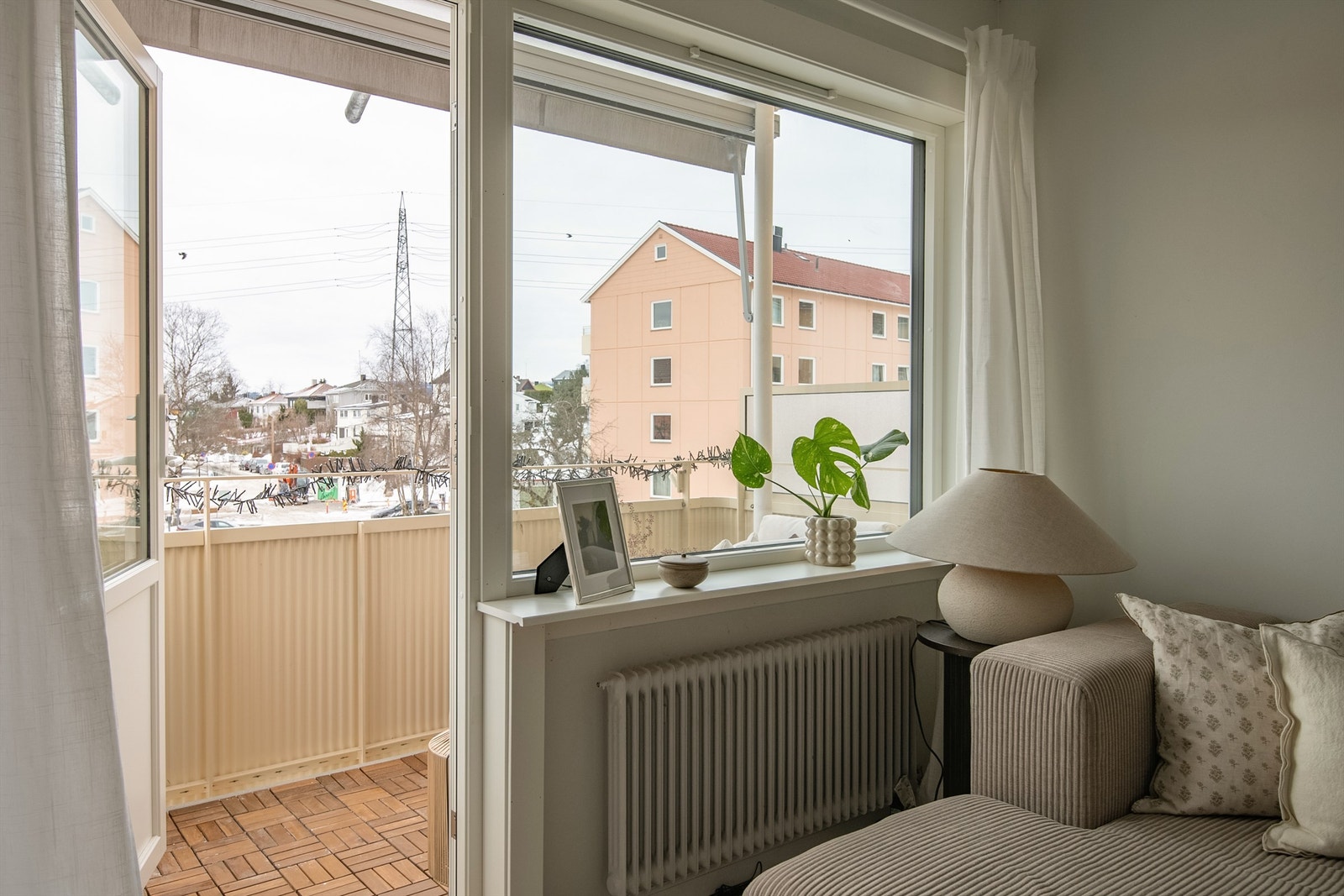 Vinduene og balkongdørene ble byttet i 2025. I tillegg ble balkongen pusset opp. Galleribilde