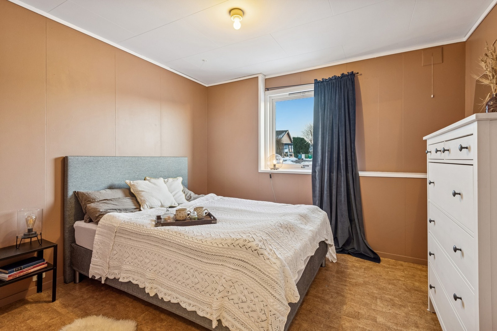 Hovedsoverom med god plass til dobbeltseng og garderobeløsning. Galleribilde