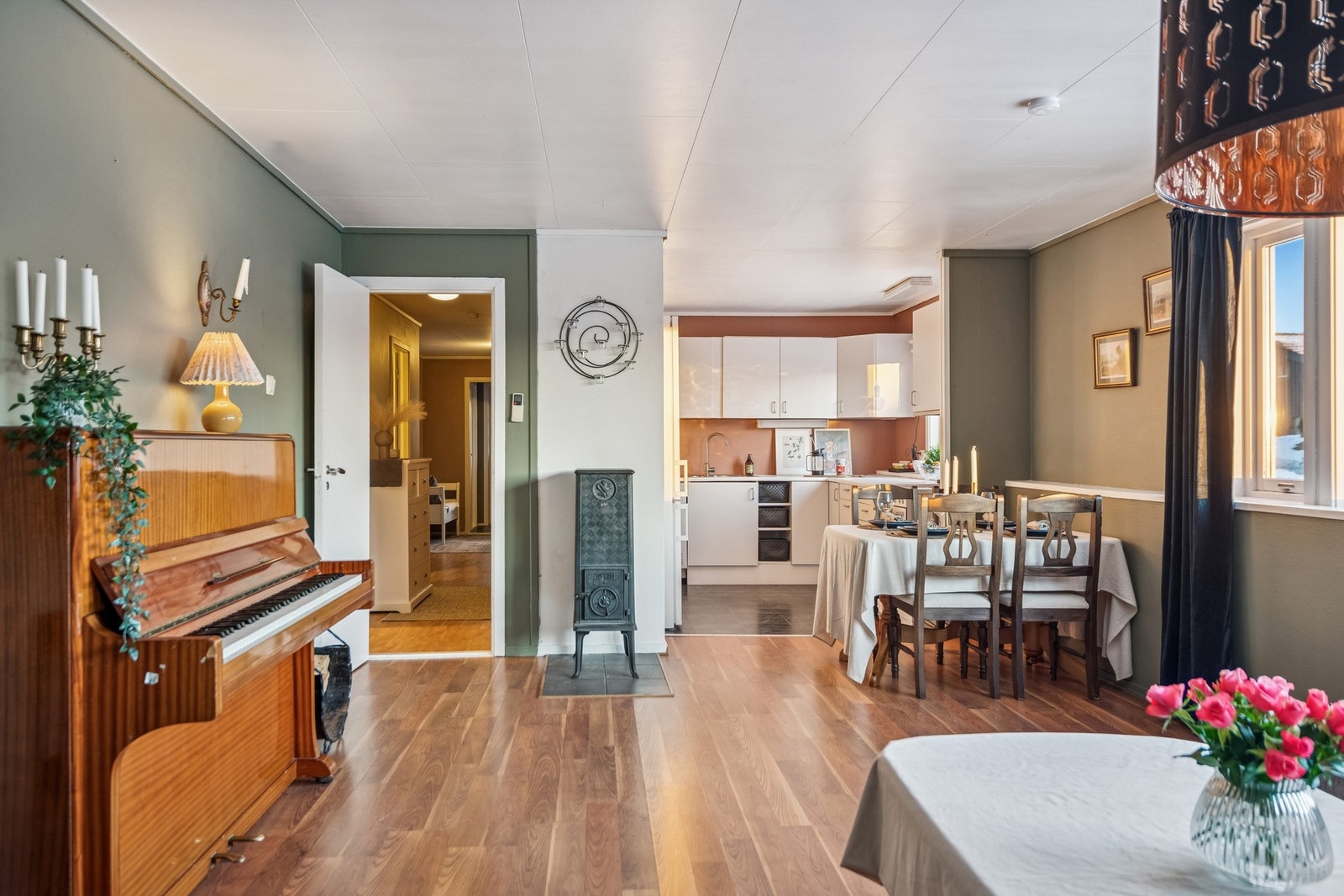 Praktisk planløsning med god plass til valgfritt møblement. Galleribilde