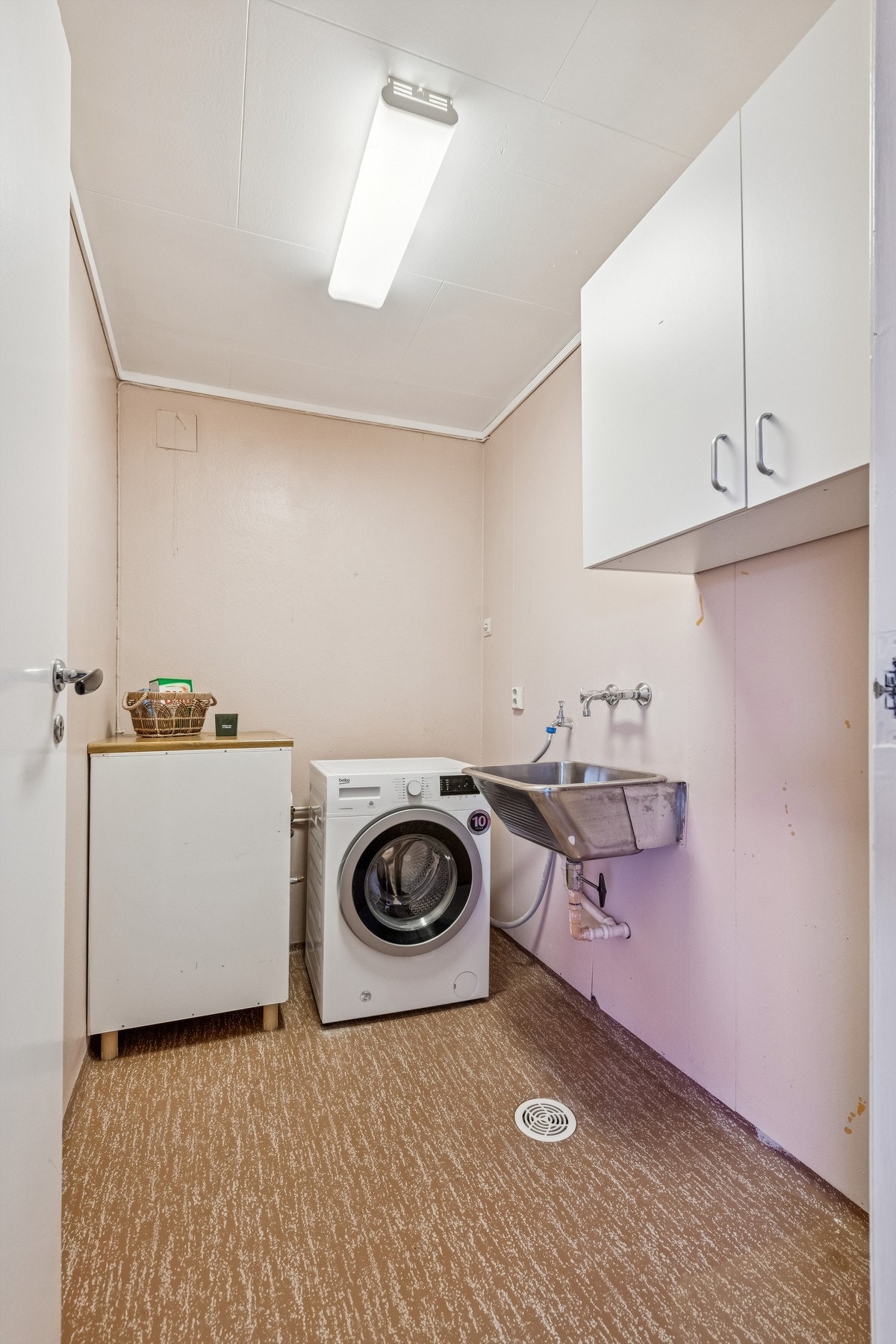 Vaskerom med opplegg for vaskemaskin og utslagsvask. Galleribilde