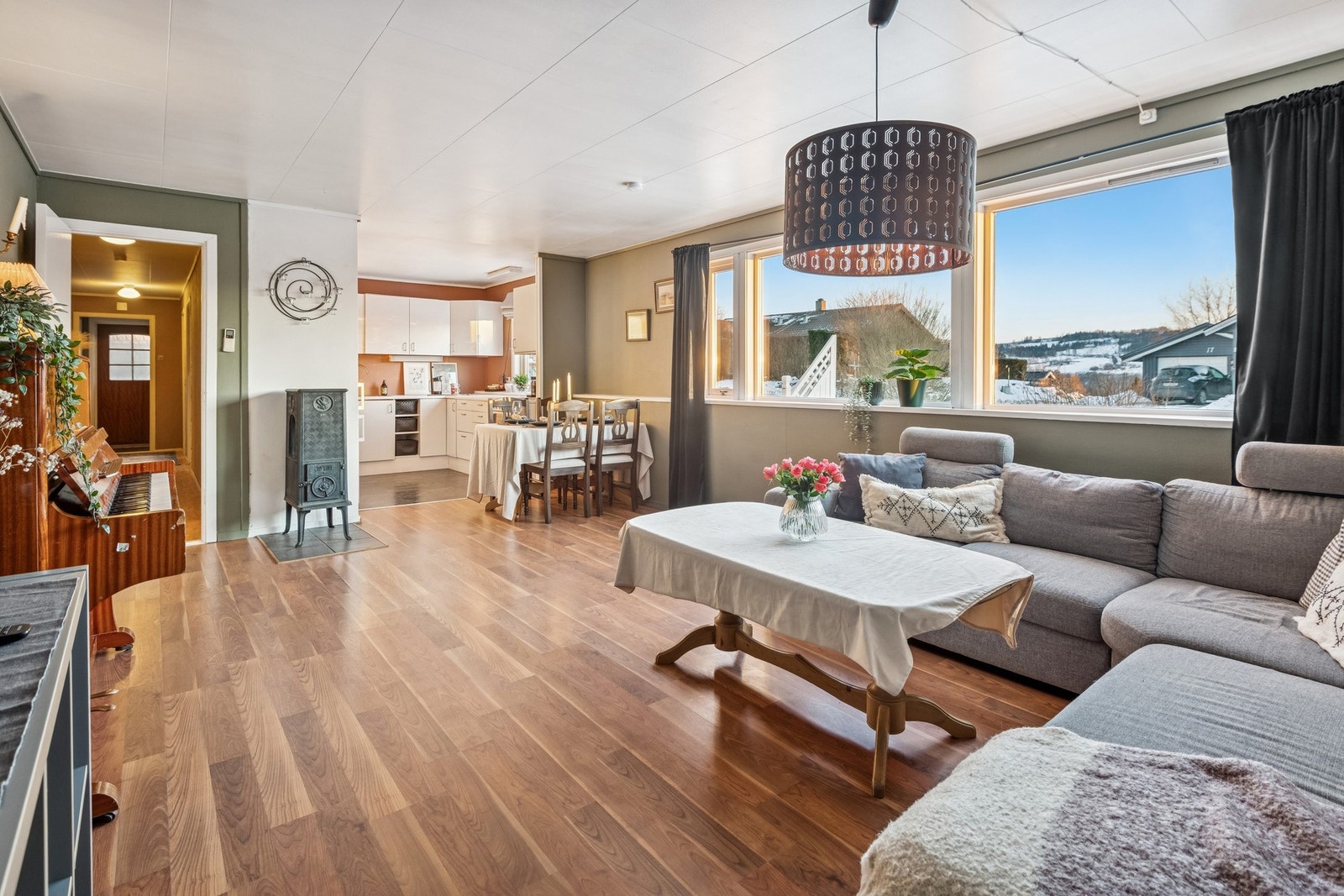 Fra stuen og sofakroken kan man nyte flott utsikt. Galleribilde